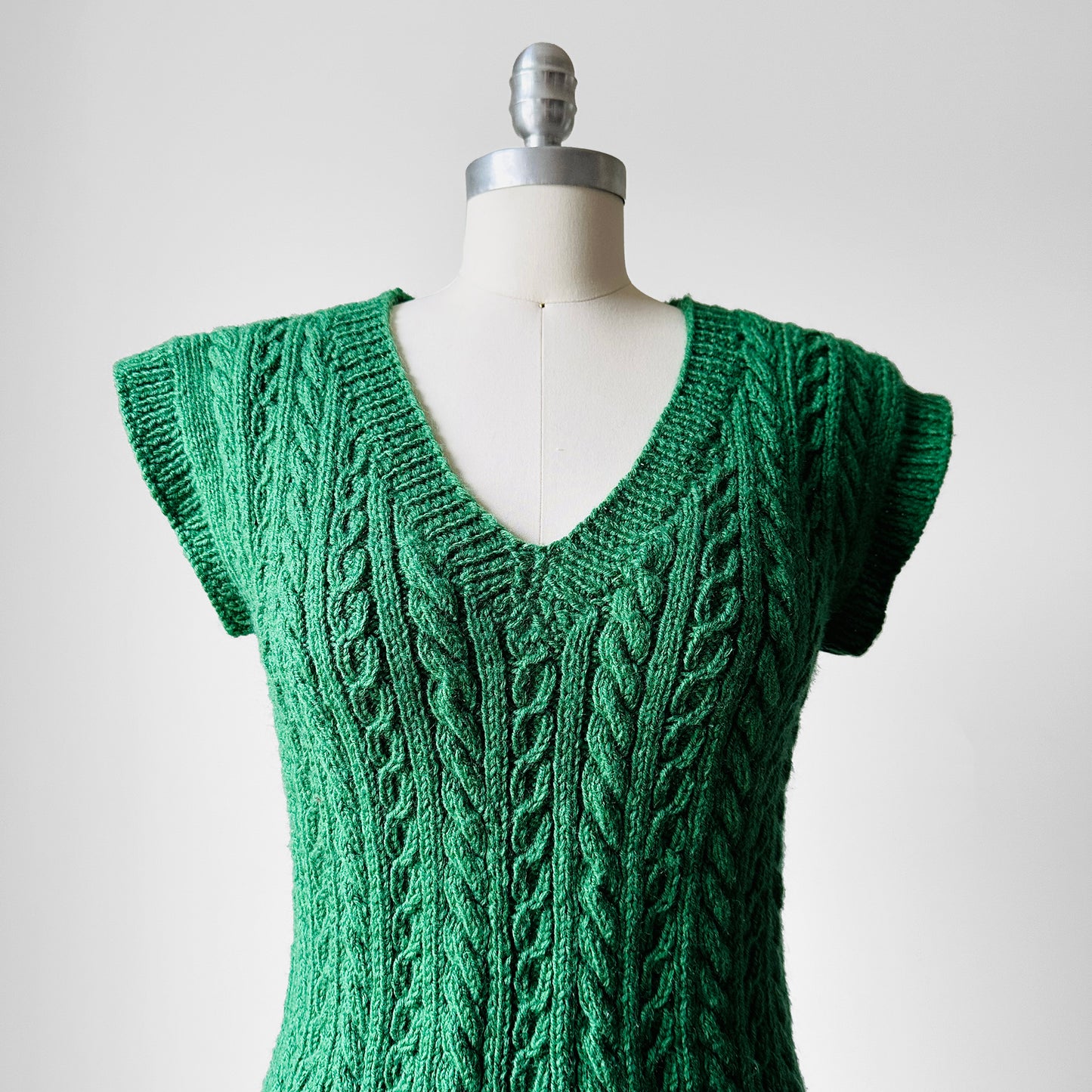 1970s Leaf Green Fitted V-Neck Pullover Cable-Knit Vest - Sz. S