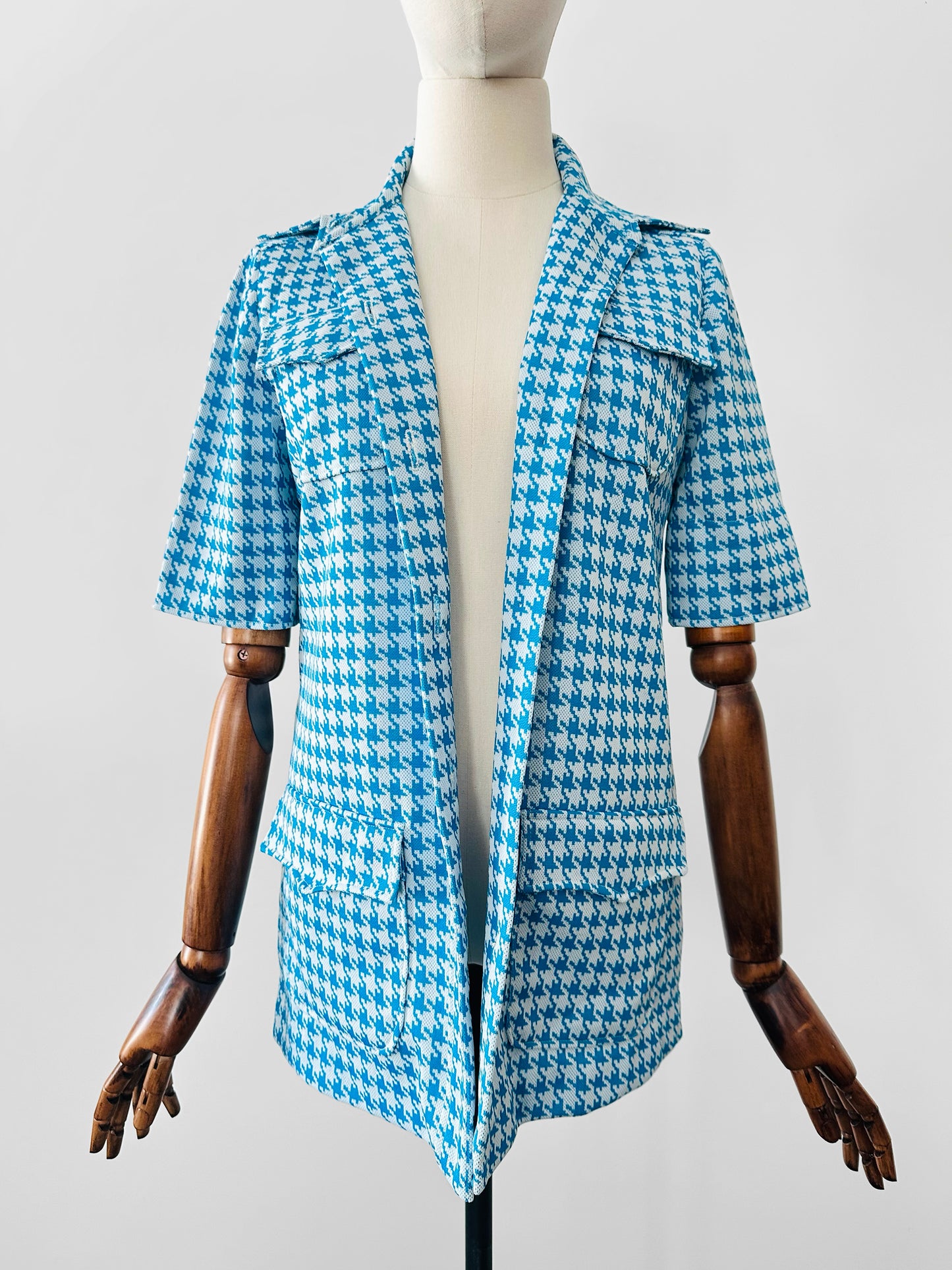 Vintage 1960s Sky Blue and White Houndstooth Print Short Sleeve Button Up Collared Shirt - Sz. S
