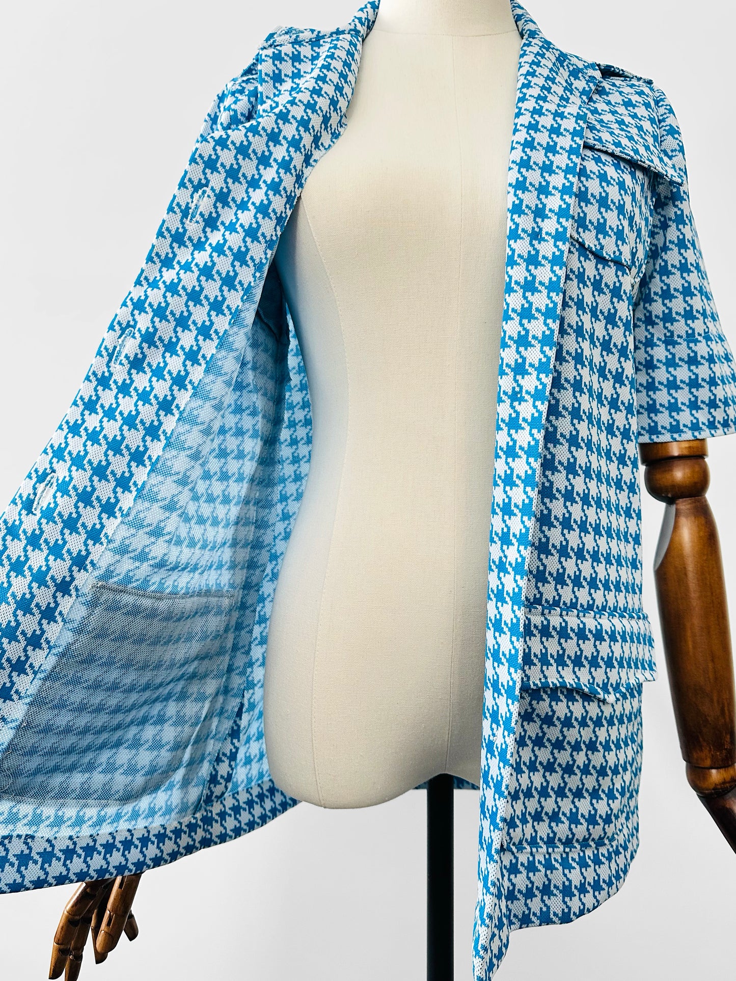 Vintage 1960s Sky Blue and White Houndstooth Print Short Sleeve Button Up Collared Shirt - Sz. S