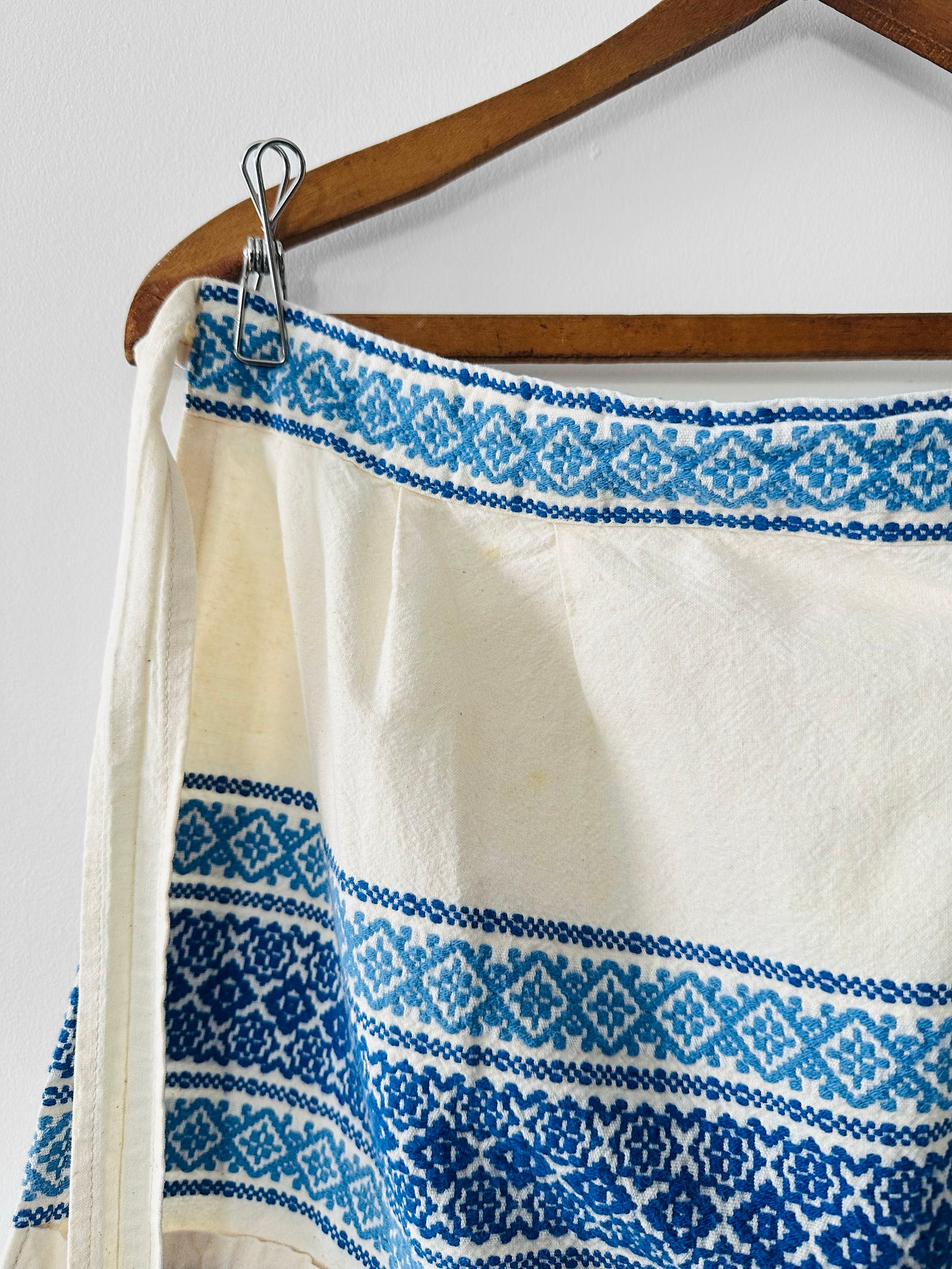Vintage 1960s Blue and Off-White Cotton Linen Folk Embroidered Apron
