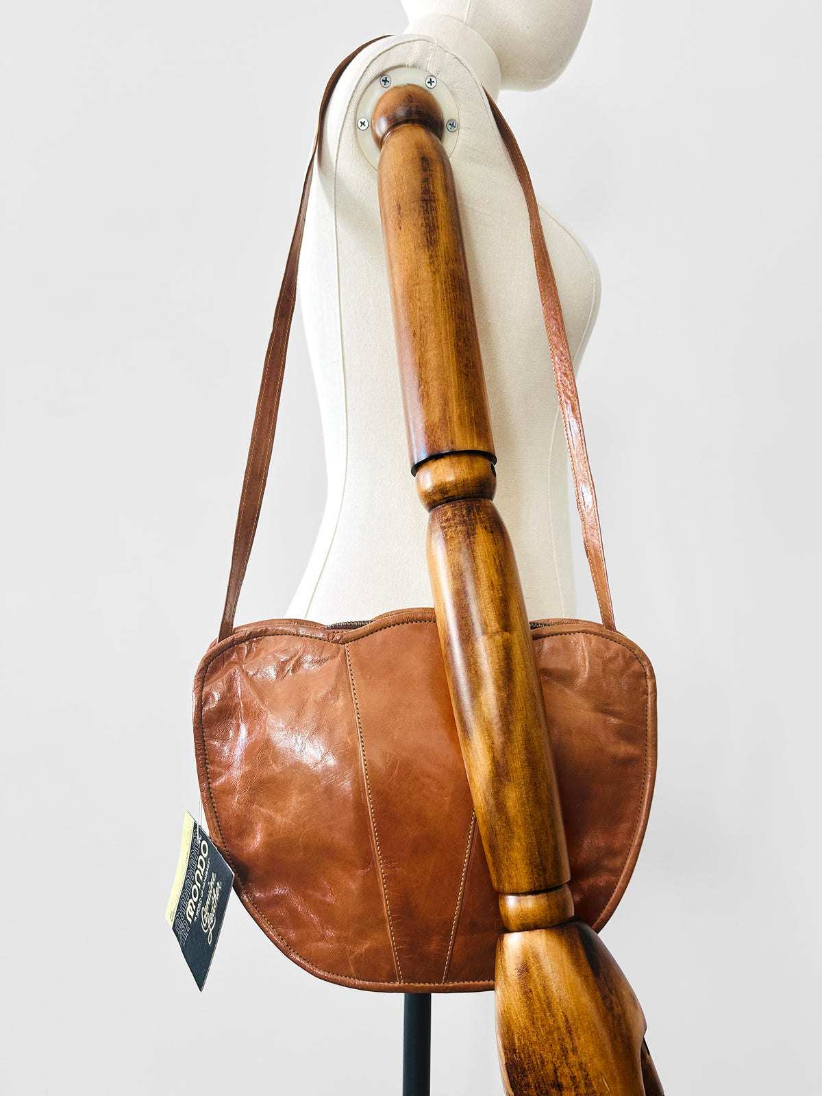 Vintage 1970s Cognac Toned Scalloped Edge Deadstock Leather Purse