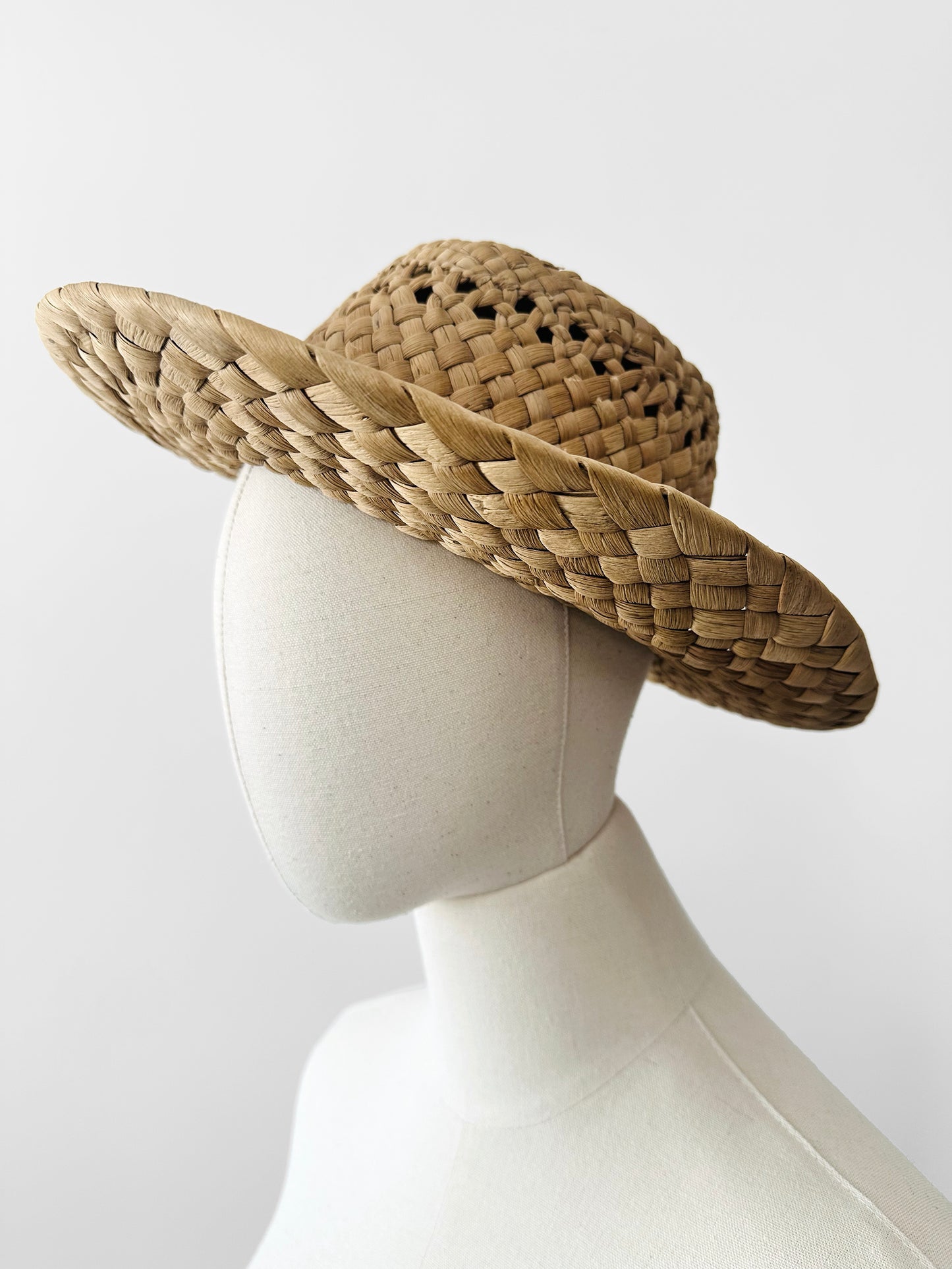 Vintage 1960s Natural Woven Straw Brimmed Hat - Sz. S