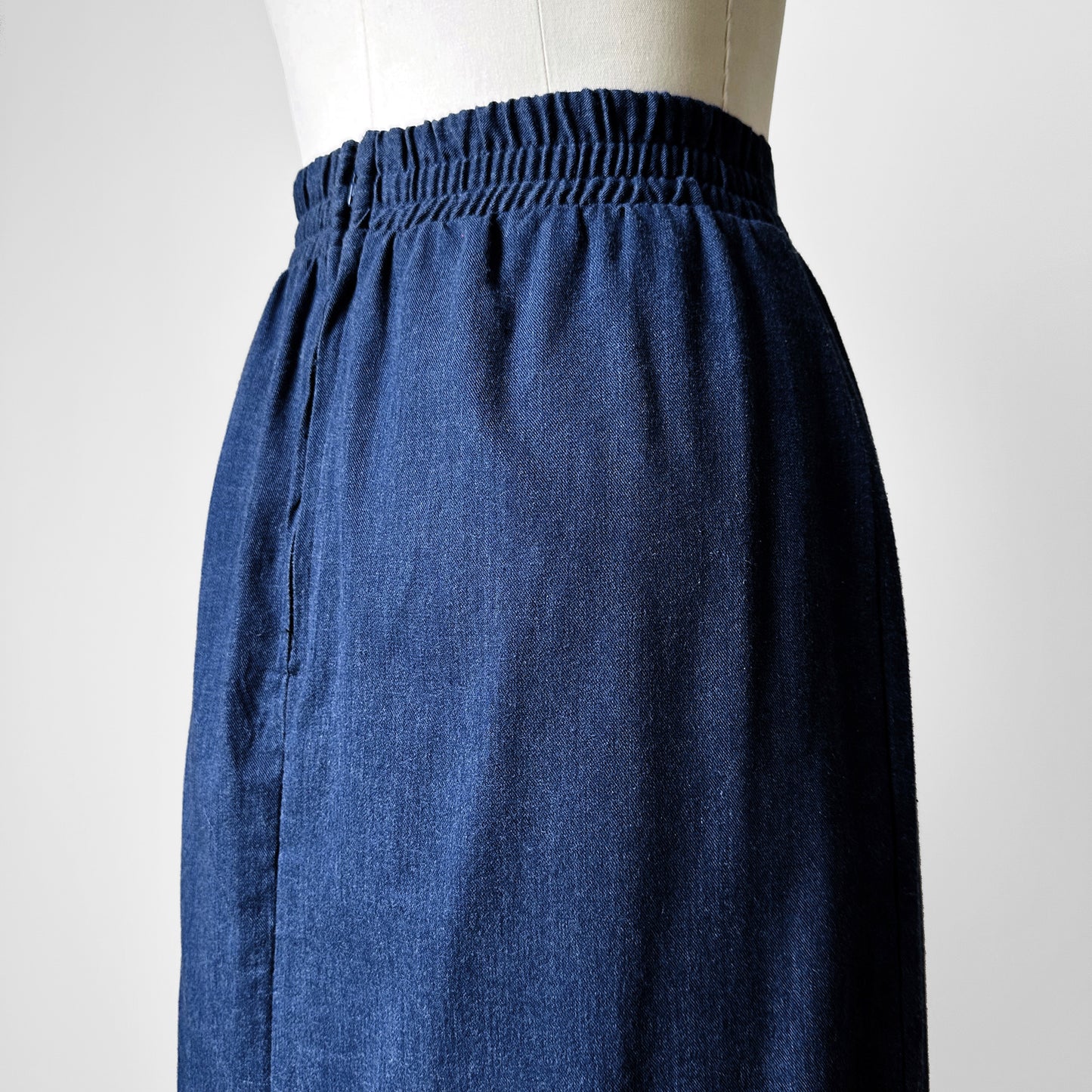 1980s Dark Wash Soft Chambray Elastic Waist Pleated Skirt - Waist 27 - 29