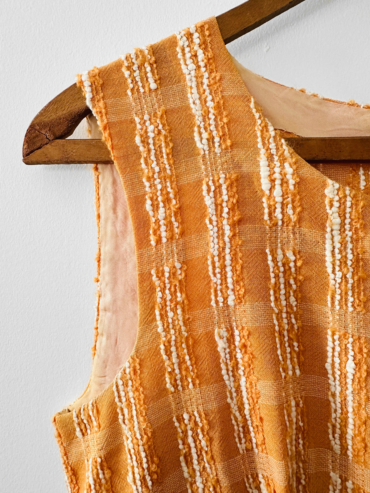 Vintage 1960s Woven Pale Orange Mixed Fibre Boucle Sleeveless Empire Waist Shift Dress - Sz. XS/S