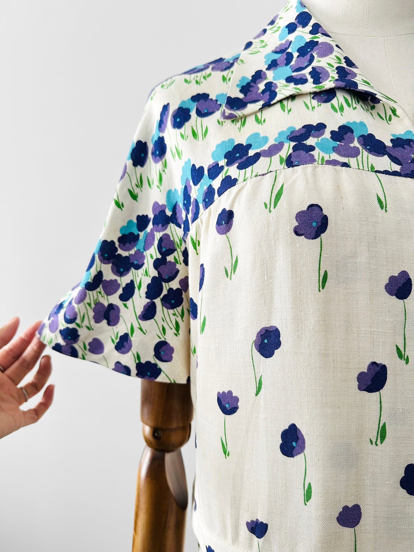 Vintage 1960s Purple and Blue Floral Drop-Waist Cotton Linen Short Sleeve Dress with Inverted Pleat - Sz. S/M