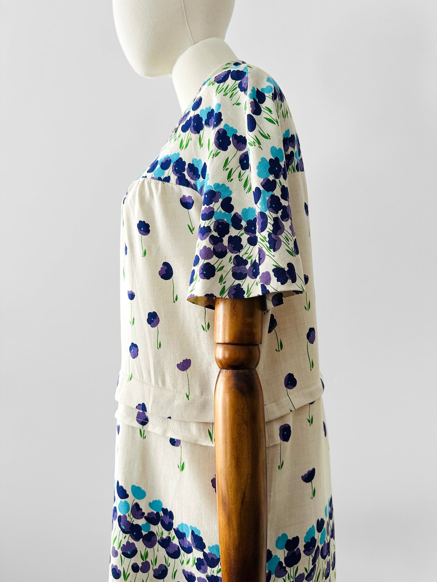 Vintage 1960s Purple and Blue Floral Drop-Waist Cotton Linen Short Sleeve Dress with Inverted Pleat - Sz. S/M
