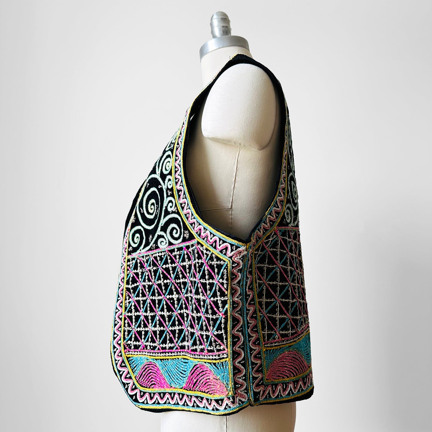 1980s Embroidered Patterned Statement Vest -  Sz. M/L