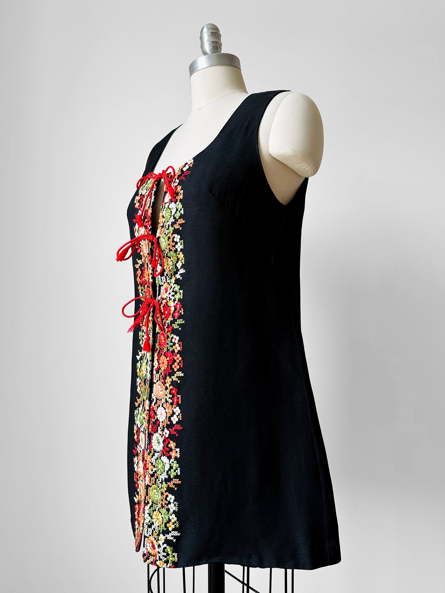 1970s Black Tunic Style Floral Embroidered Vest - Sz. S/M