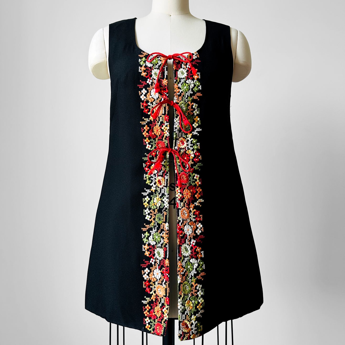 1970s Black Tunic Style Floral Embroidered Vest - Sz. S/M