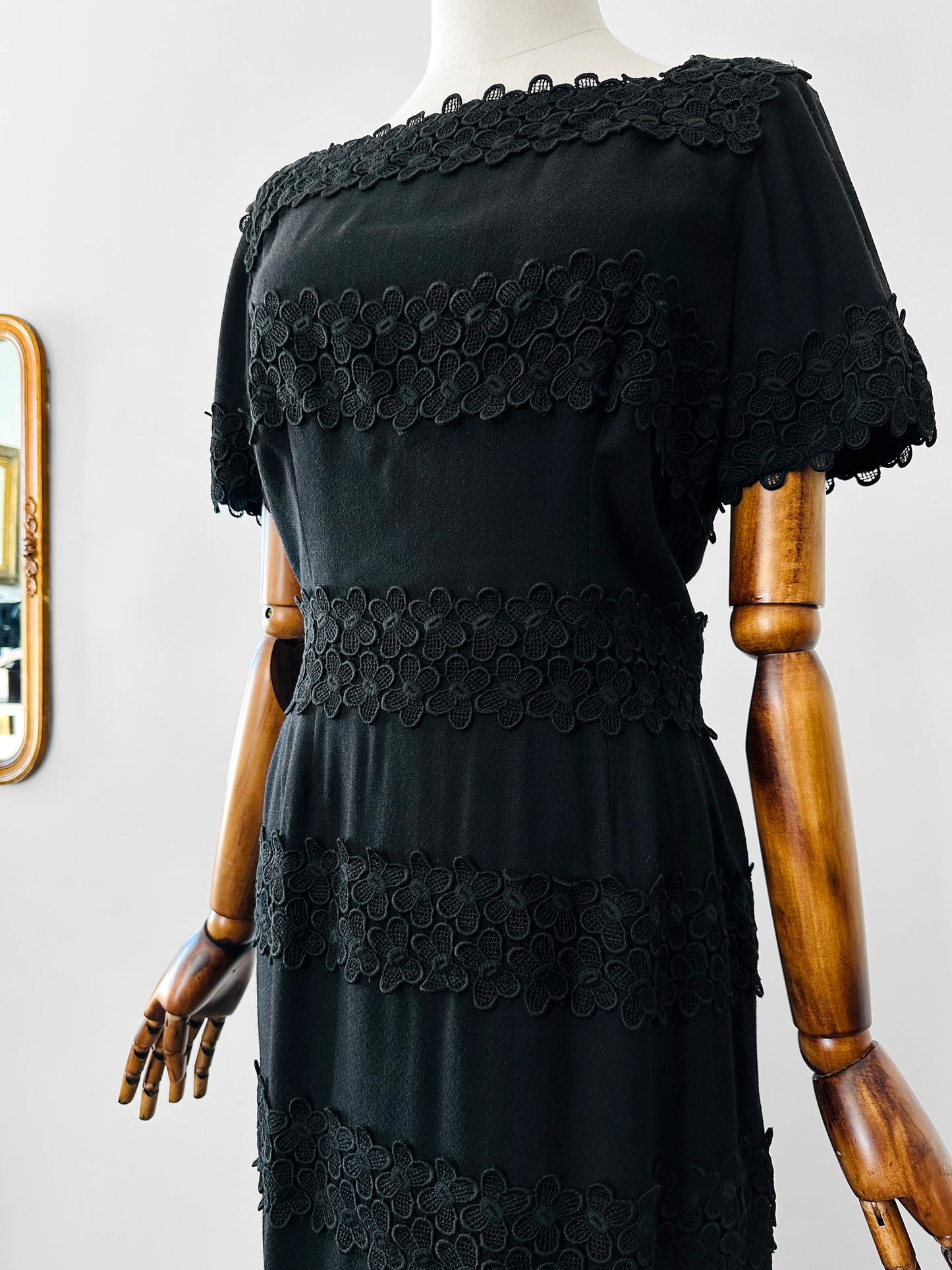 Vintage 1960s Black-Short Sleeve Knee-Length Floral Applique Zip-Back Dress - Sz. S/M