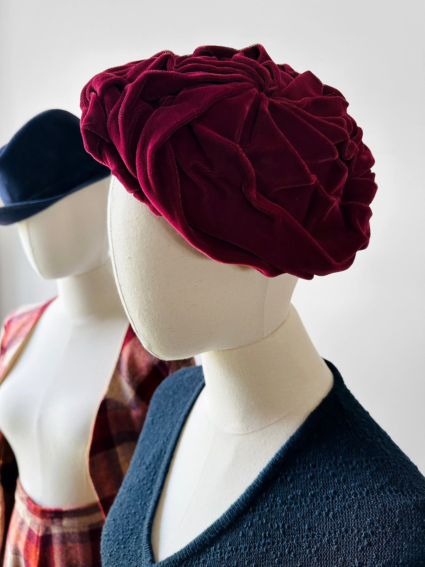 1930s - 1940s Wine Toned Velvet Ruched Hat - Sz. XS/S