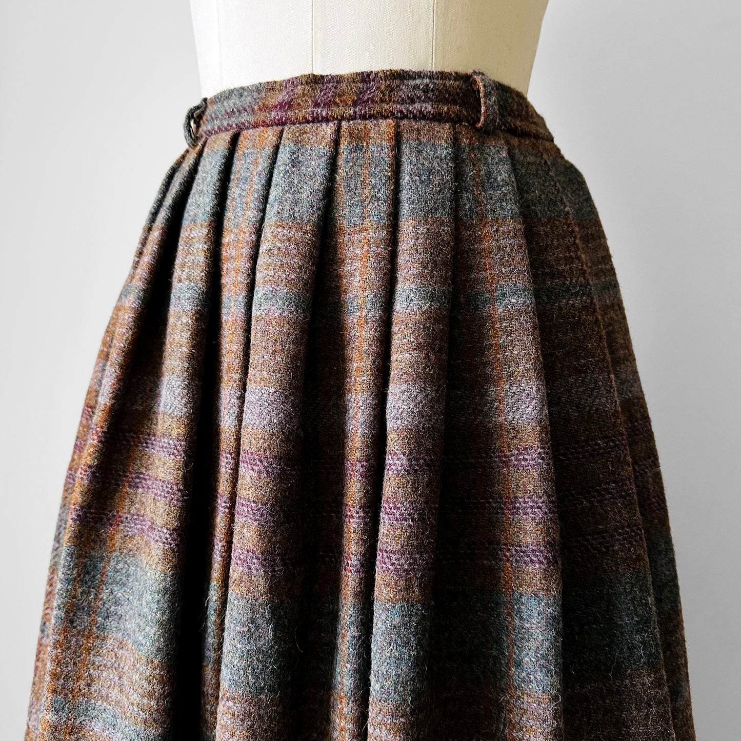 1950s-1960s Heavy Wool Pleated Fit and Flare Plaid Skirt - Sz. XS/S