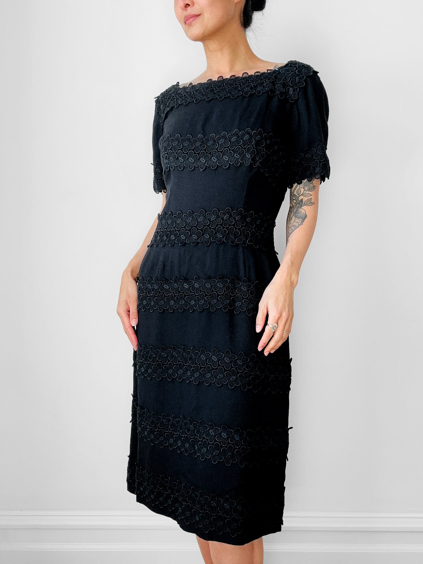 Vintage 1960s Black-Short Sleeve Knee-Length Floral Applique Zip-Back Dress - Sz. S/M