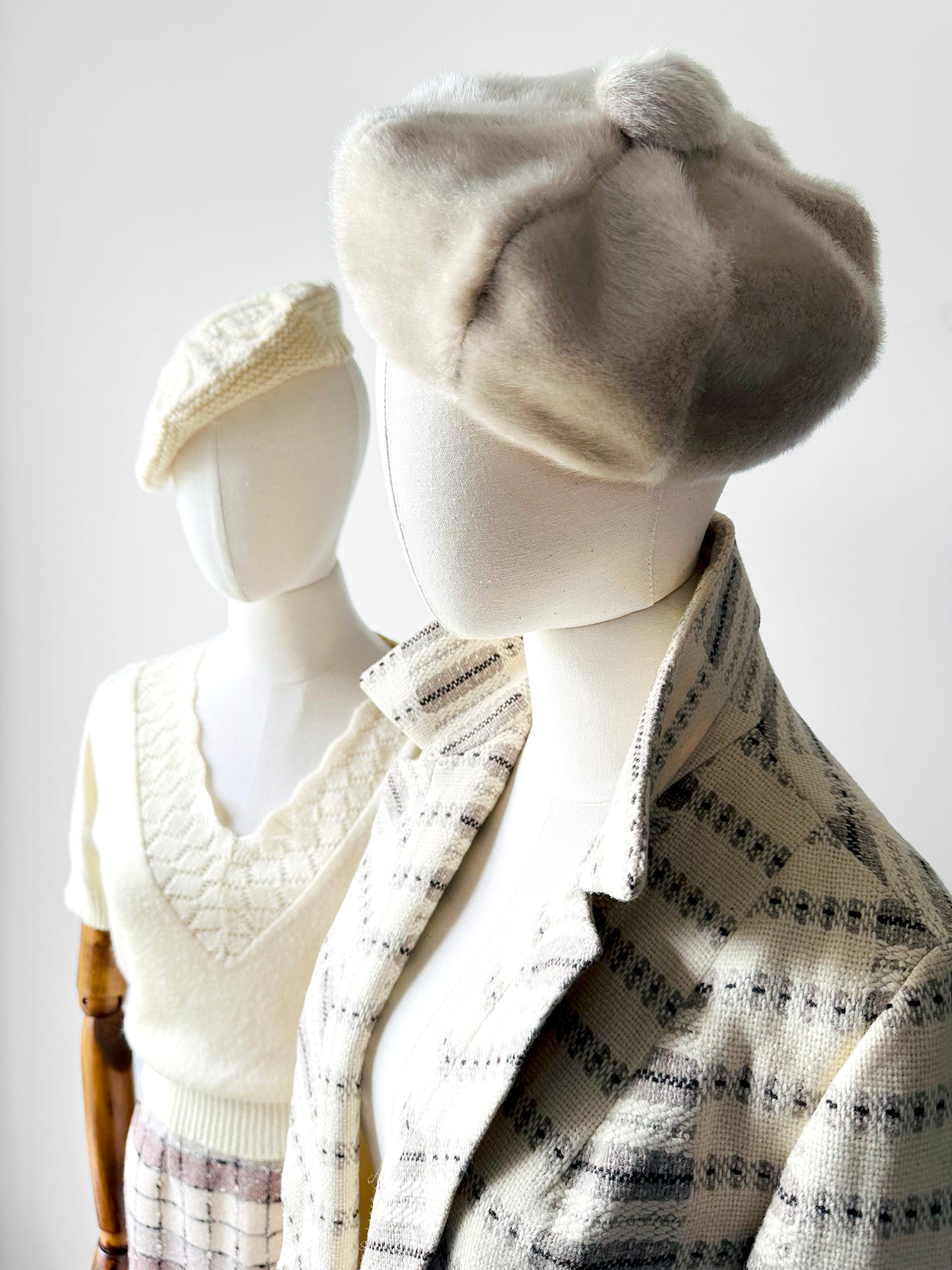 1960s - 1970s Cream V-Neck Lace Neck Short Sleeve Knit Top - Sz. XS/S