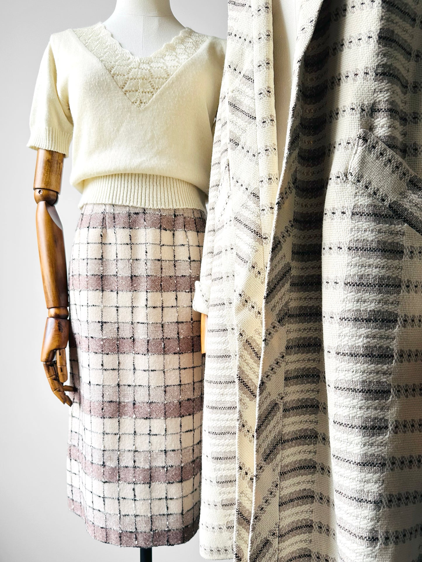 1960s - 1970s Cream V-Neck Lace Neck Short Sleeve Knit Top - Sz. XS/S