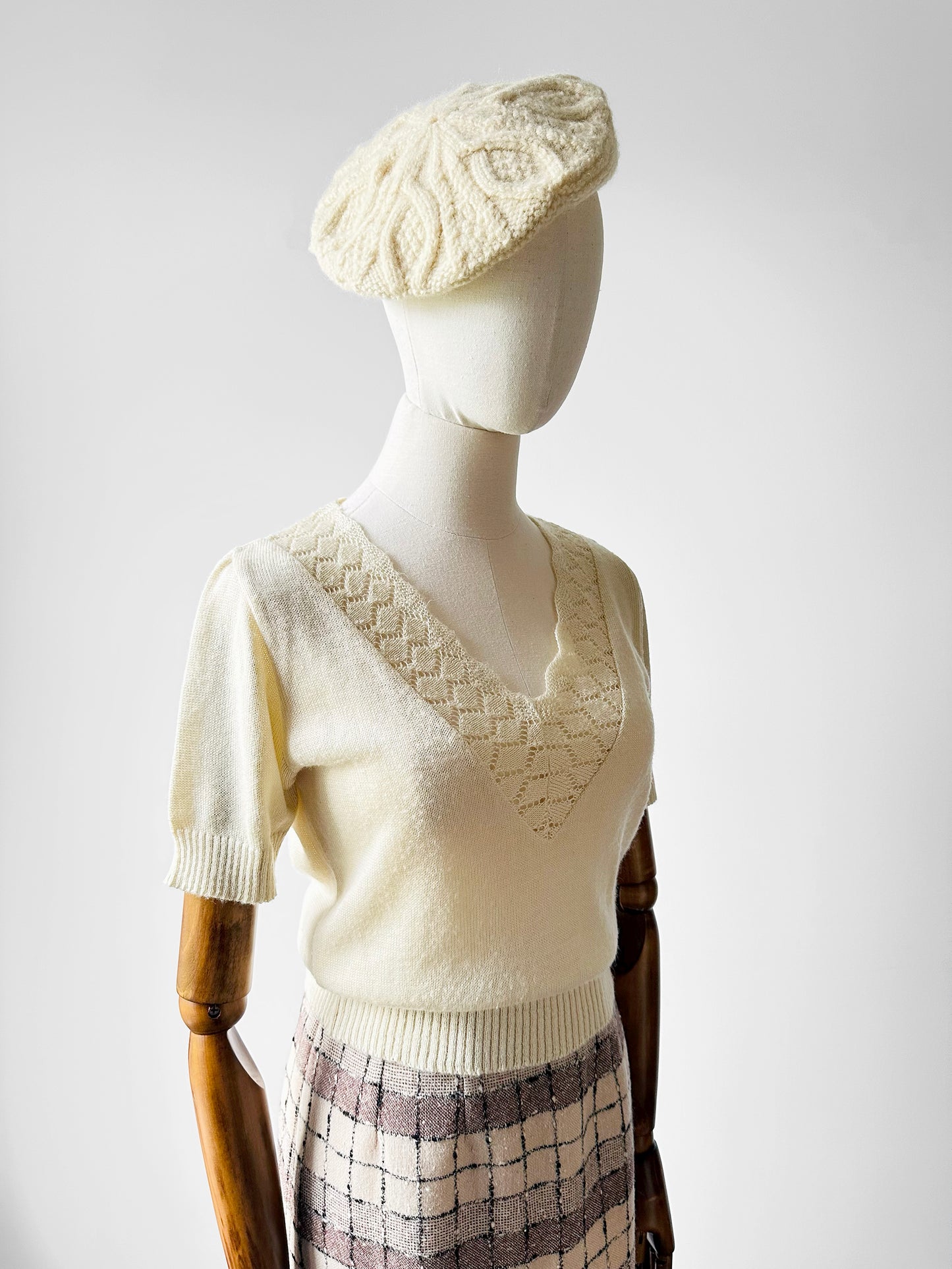1960s - 1970s Cream V-Neck Lace Neck Short Sleeve Knit Top - Sz. XS/S