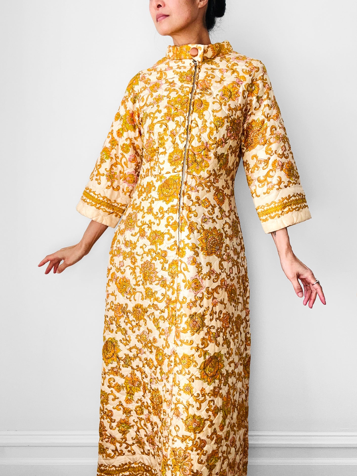 Vintage 1960s Golden Yellow Paisley Floral Patterned Zip-Front Quilted House Dress - Sz. S/M