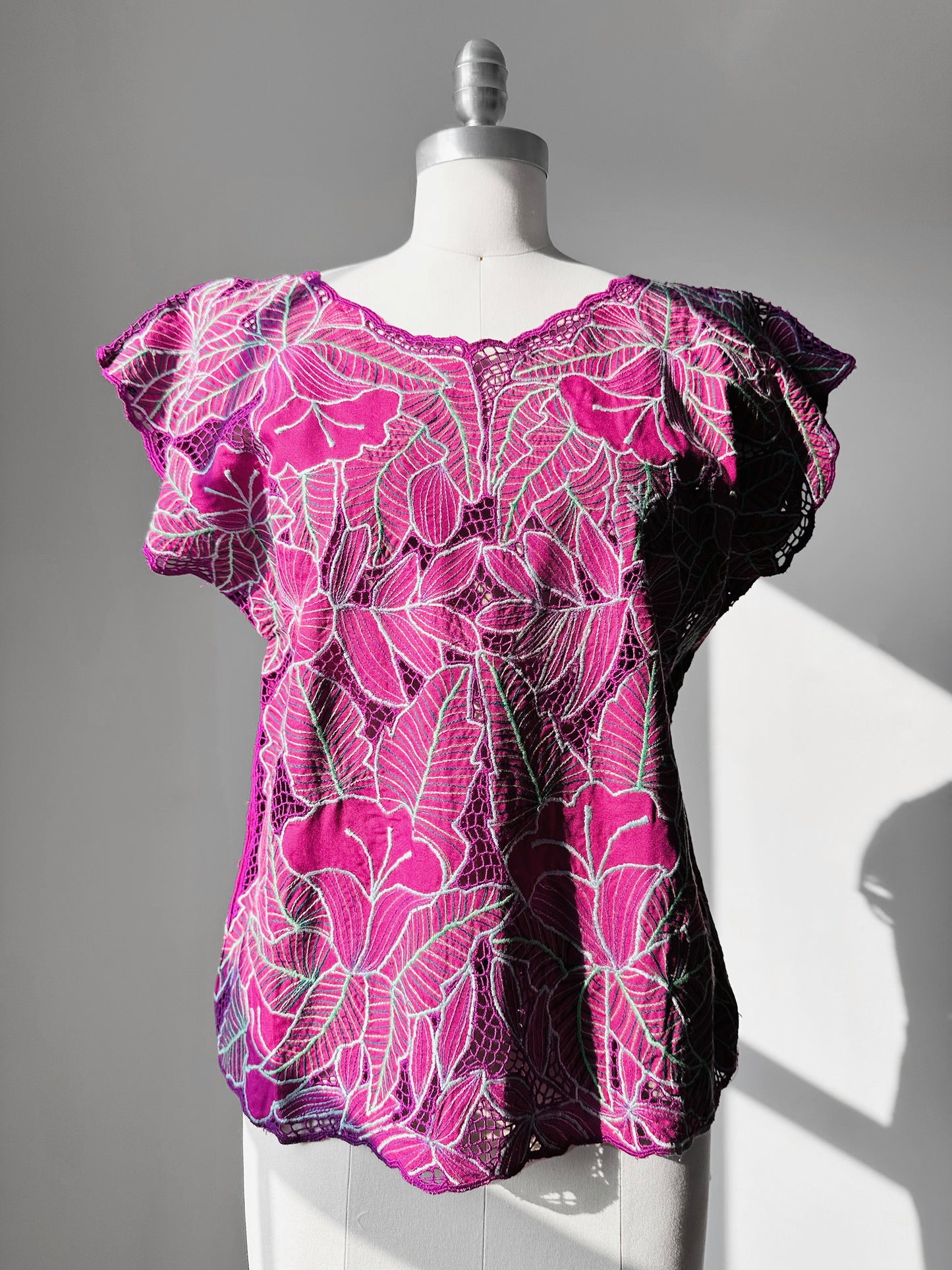 1980s Magenta Embroidered Floral Eyelet Top -  Sz. S/M
