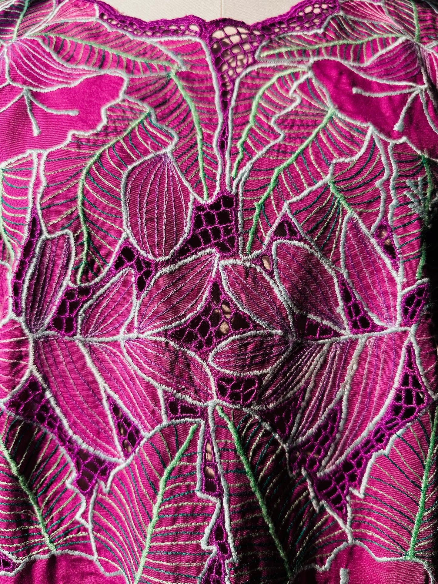 1980s Magenta Embroidered Floral Eyelet Top -  Sz. S/M