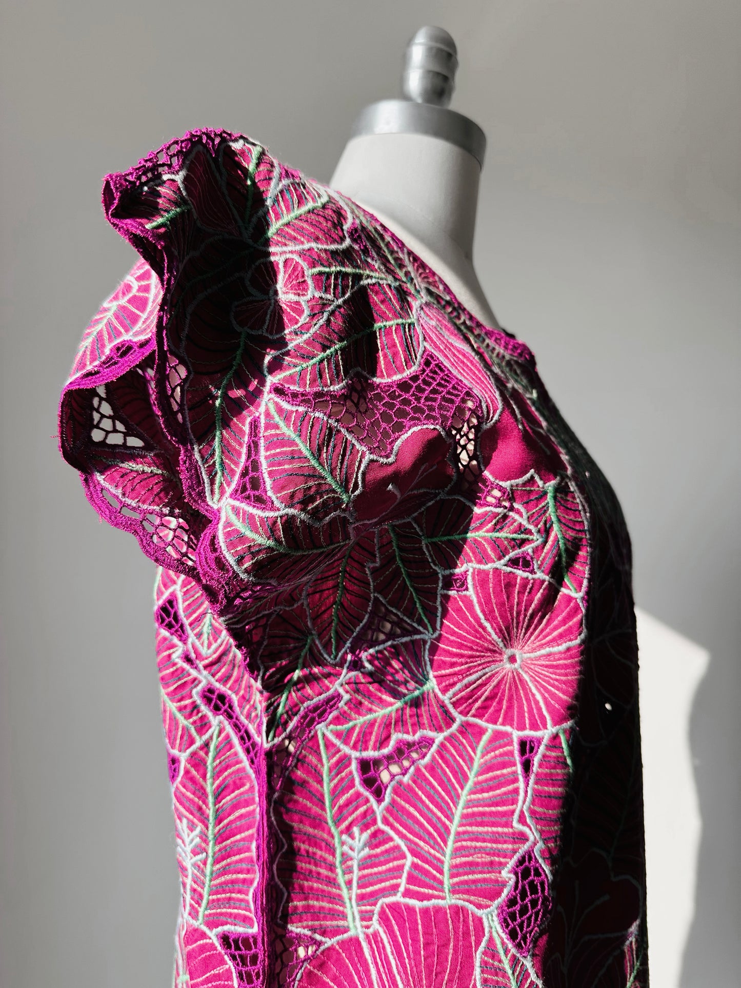 1980s Magenta Embroidered Floral Eyelet Top -  Sz. S/M