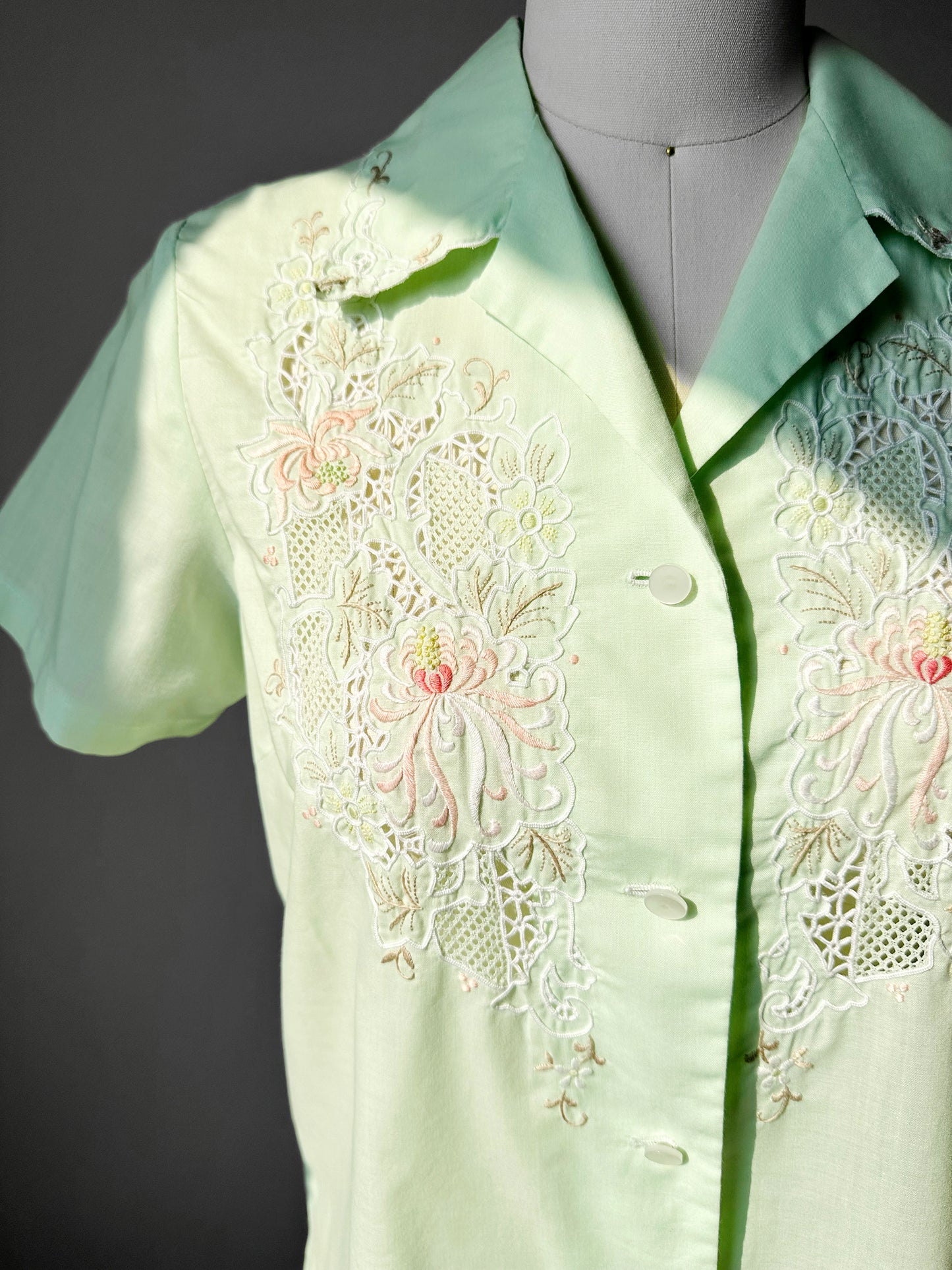 1960s - 1970s Mint Green Embroidered Short Sleeve Collared Shirt - Sz. Sm