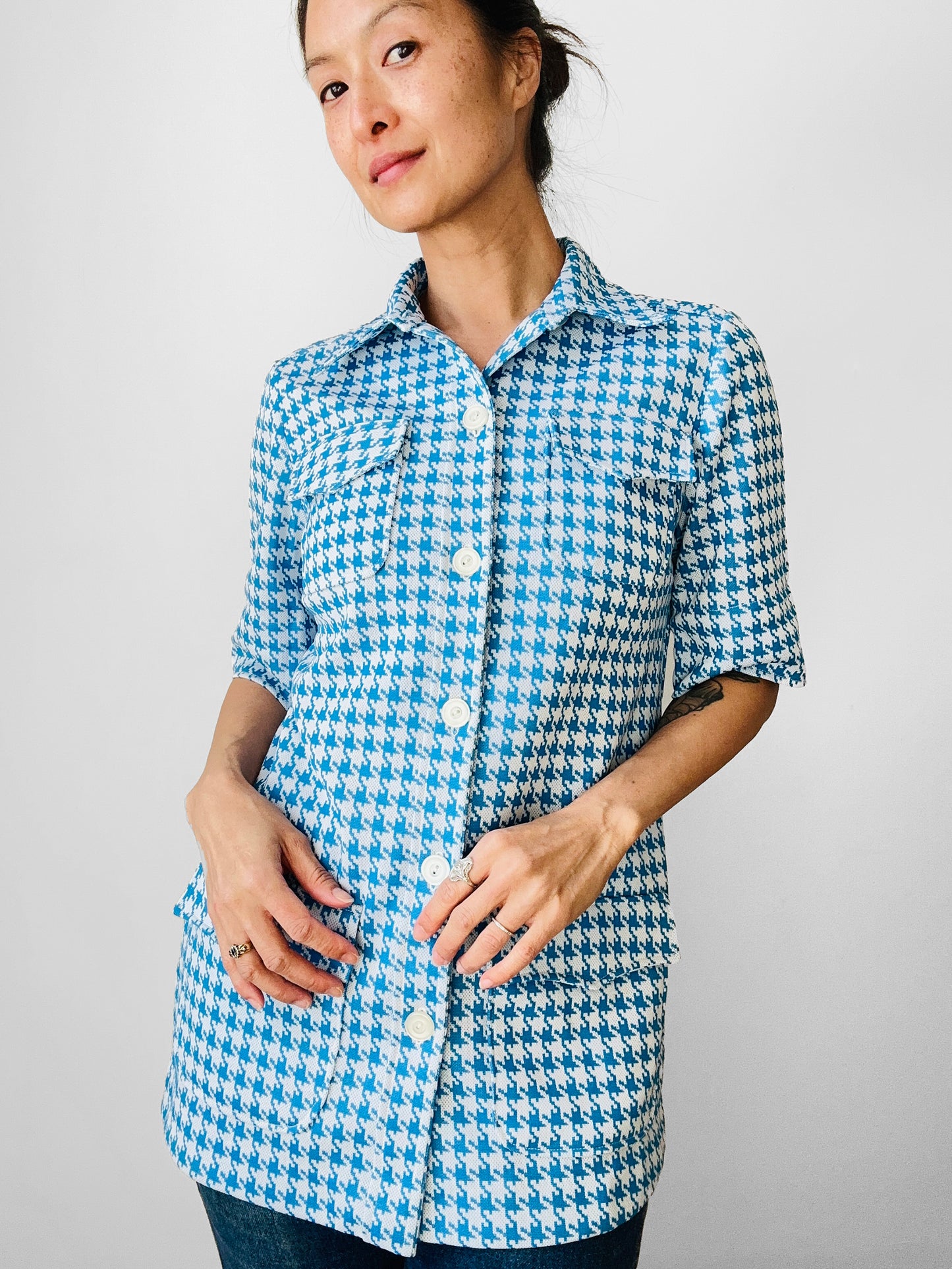 Vintage 1960s Sky Blue and White Houndstooth Print Short Sleeve Button Up Collared Shirt - Sz. S