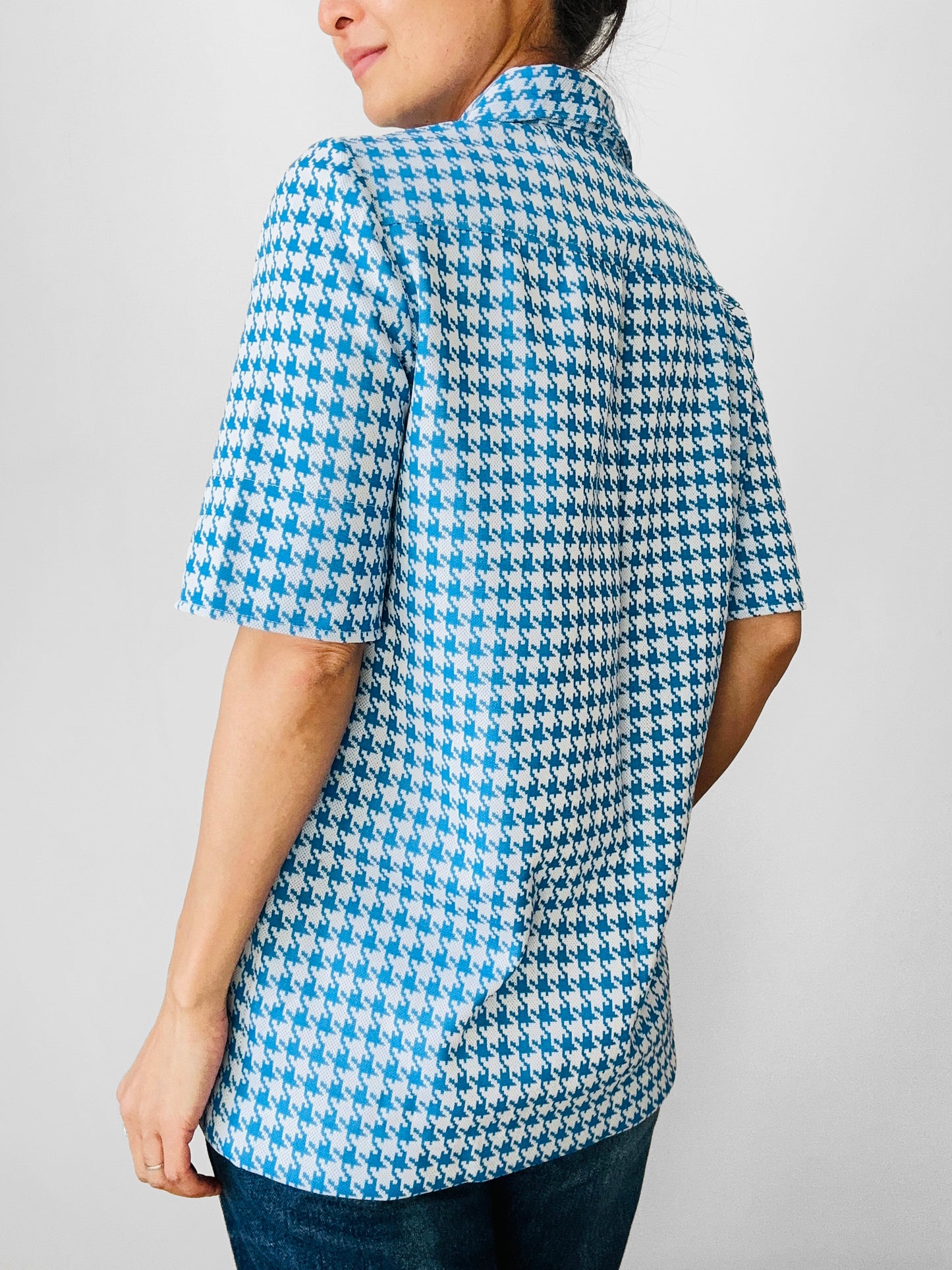 Vintage 1960s Sky Blue and White Houndstooth Print Short Sleeve Button Up Collared Shirt - Sz. S