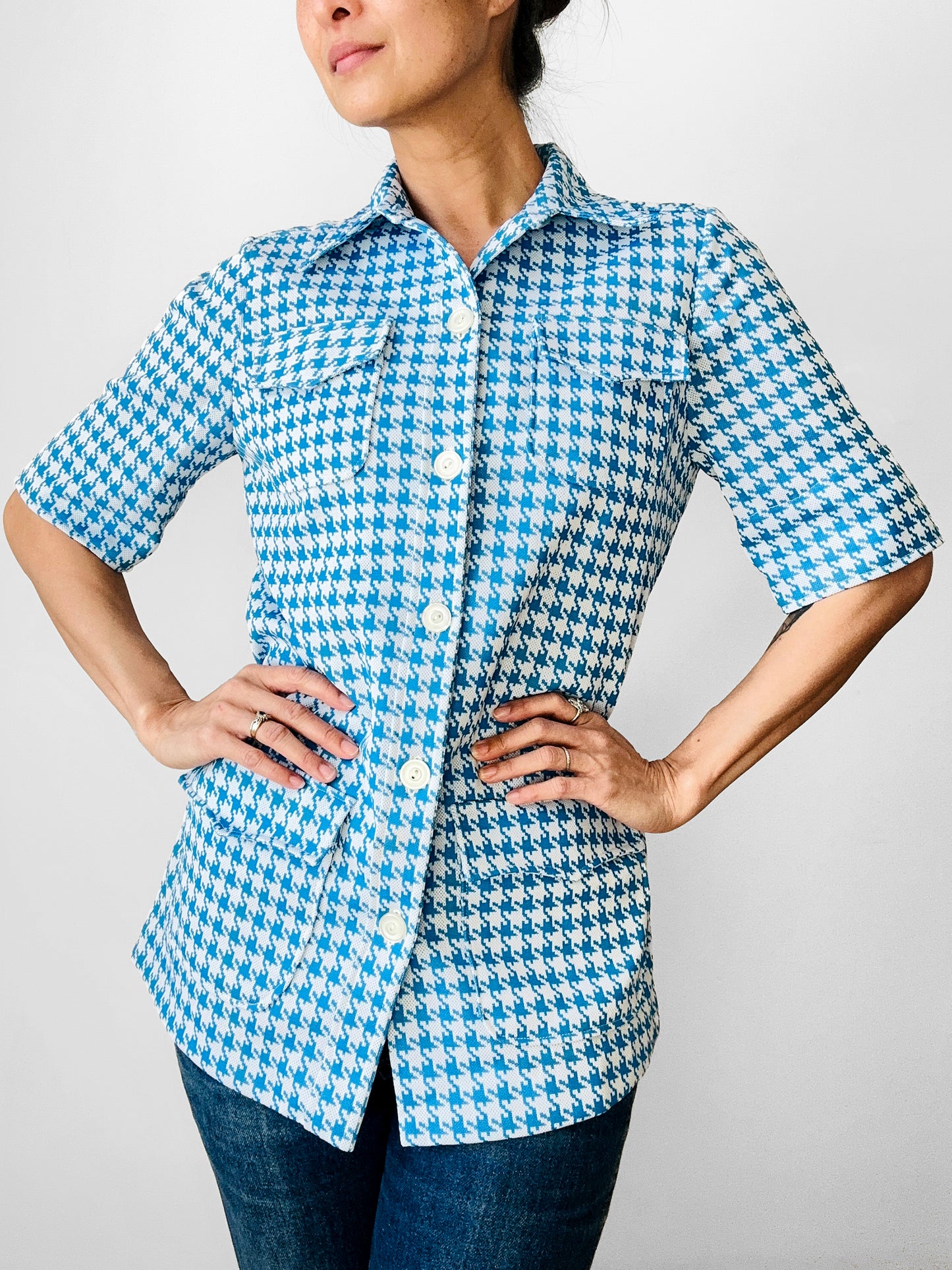 Vintage 1960s Sky Blue and White Houndstooth Print Short Sleeve Button Up Collared Shirt - Sz. S