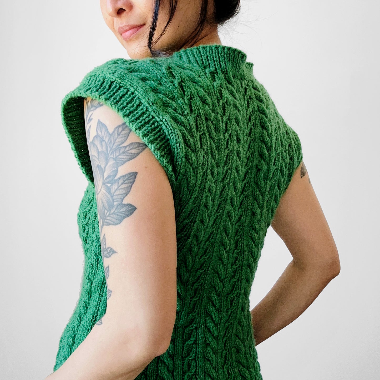 1970s Leaf Green Fitted V-Neck Pullover Cable-Knit Vest - Sz. S