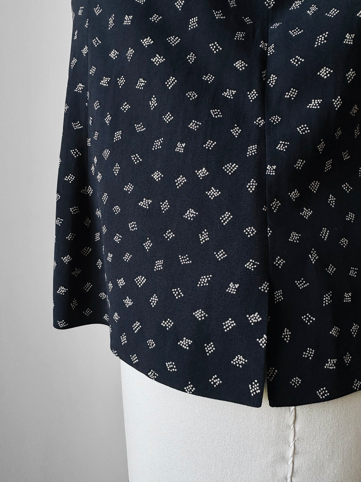 1990s Black Patterned Short Sleeve Tapered Blouse - Sz. Sm
