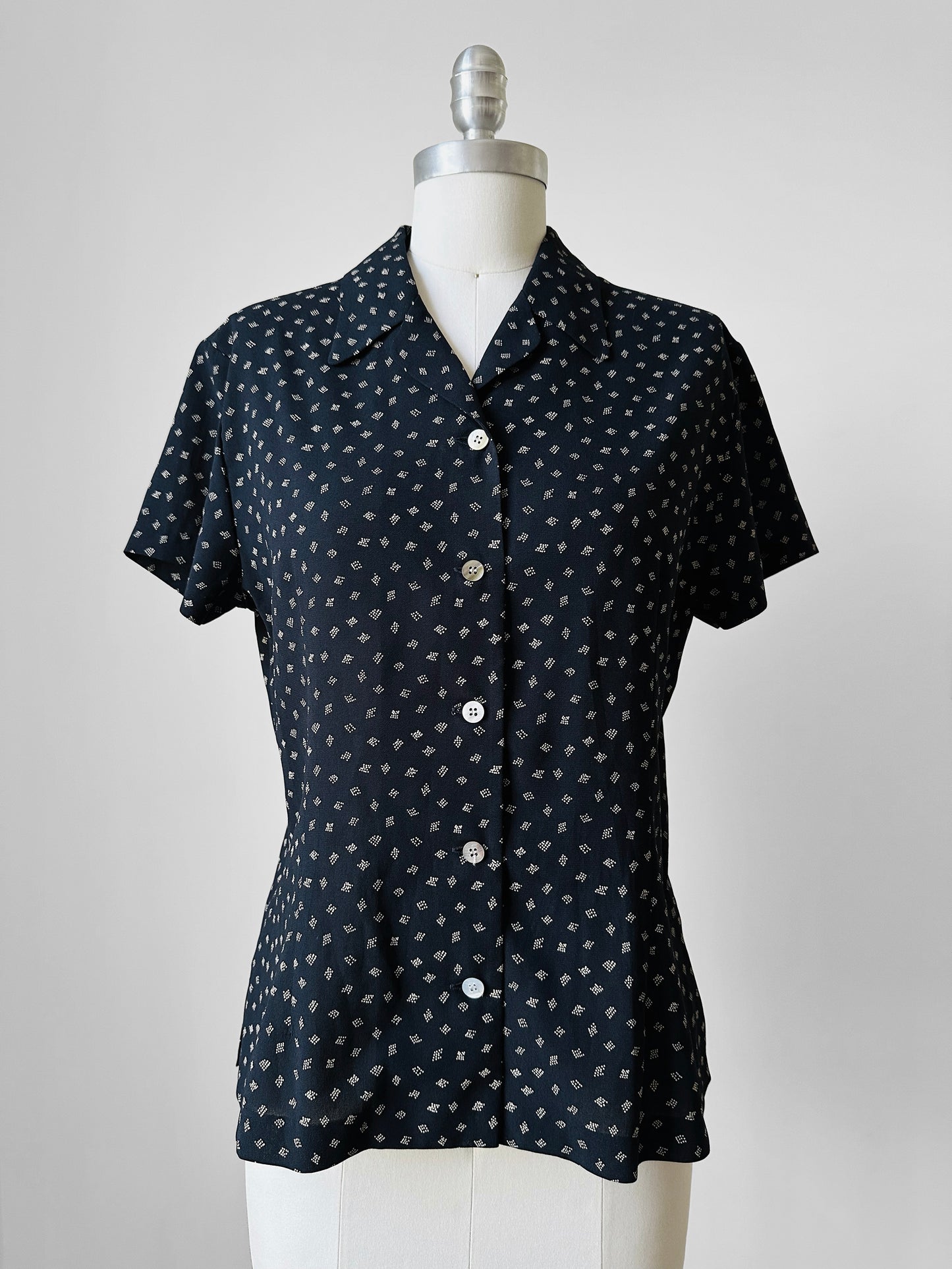 1990s Black Patterned Short Sleeve Tapered Blouse - Sz. Sm
