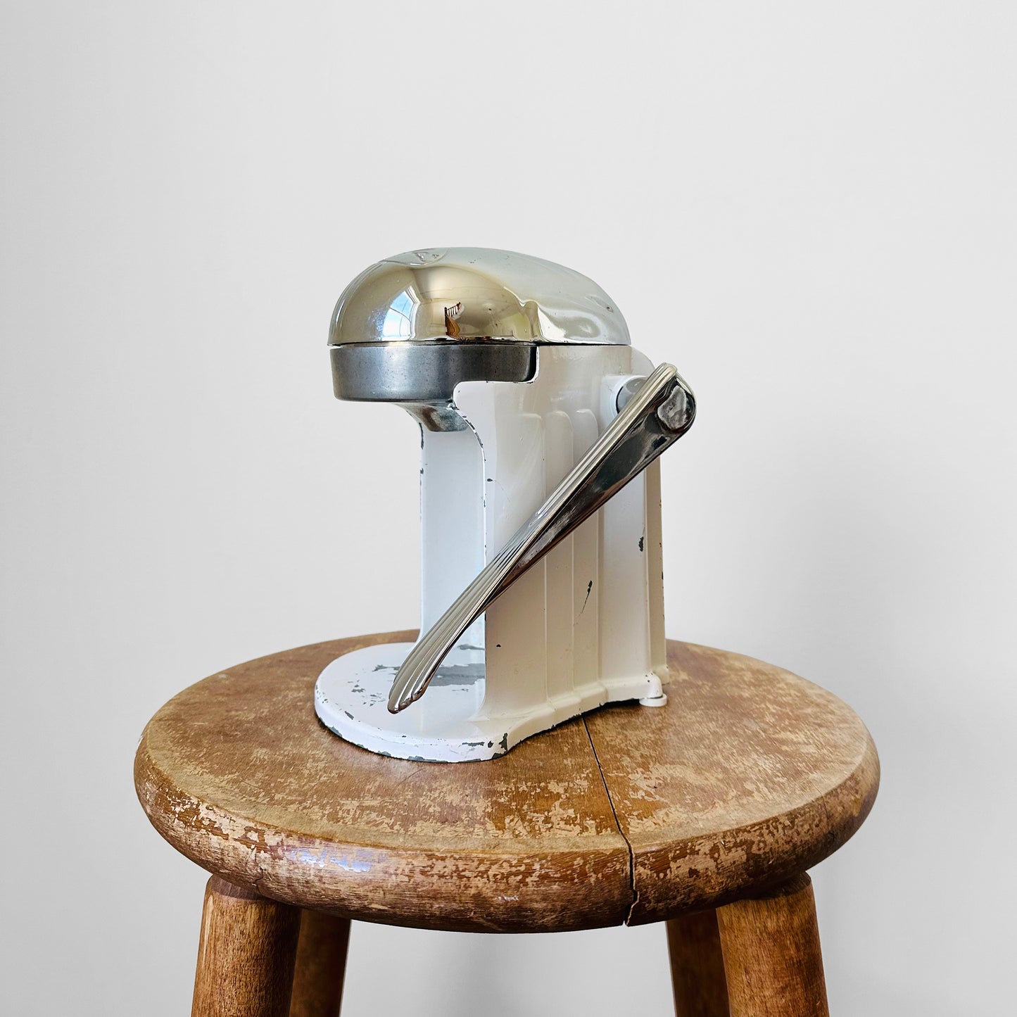 1960s Enamelled Metal and Steel White and Grey Hand-Press Juicer