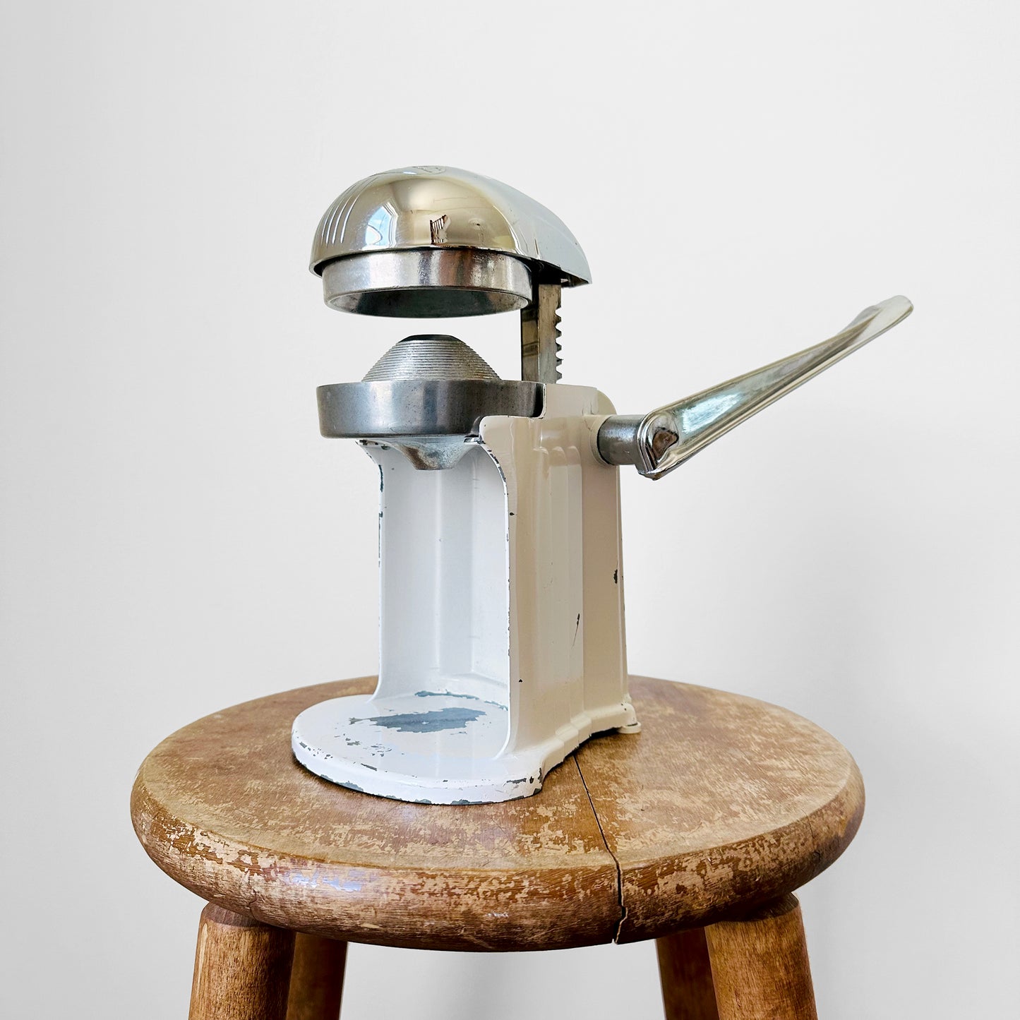 1960s Enamelled Metal and Steel White and Grey Hand-Press Juicer