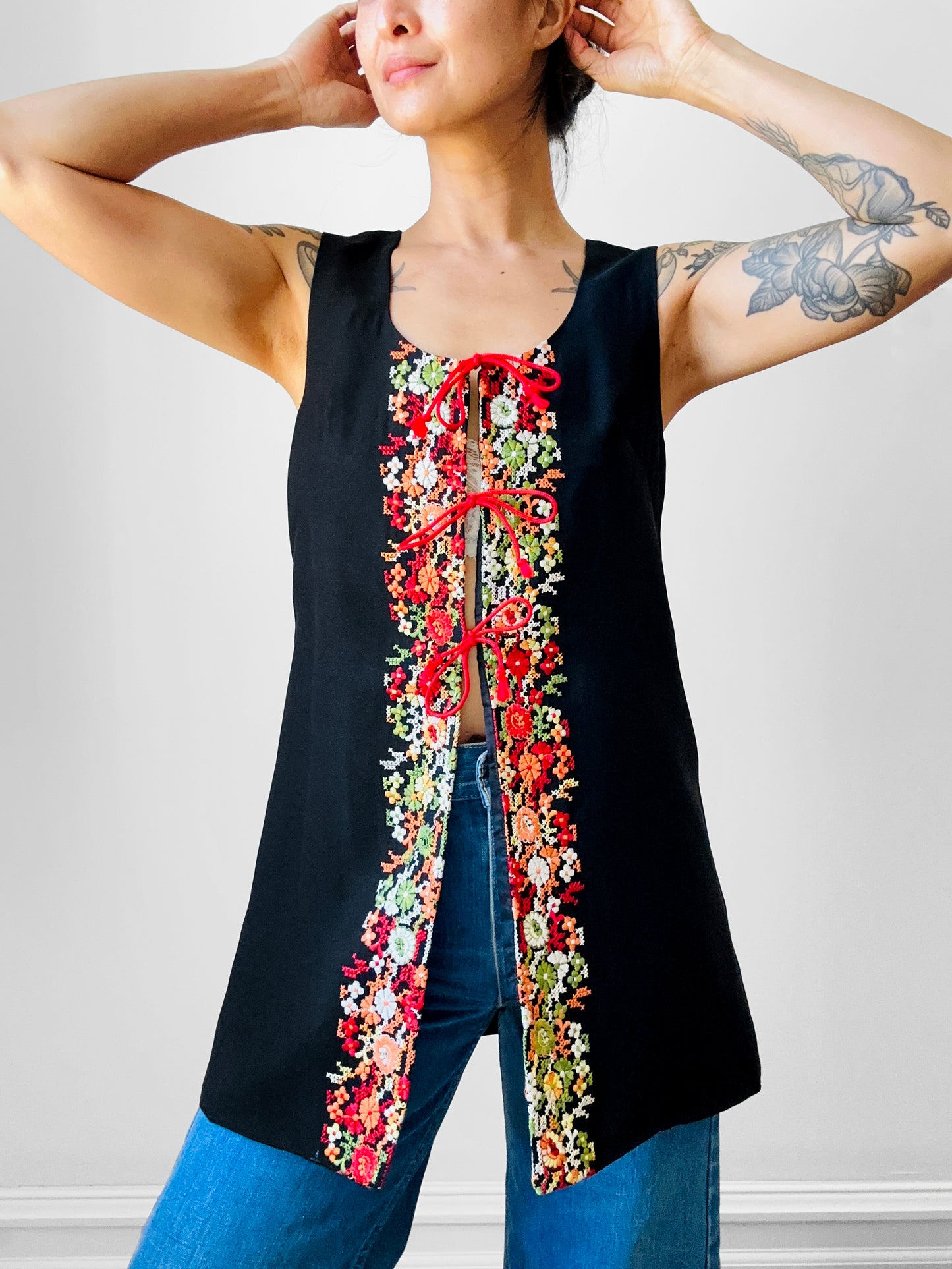 1970s Black Tunic Style Floral Embroidered Vest - Sz. S/M