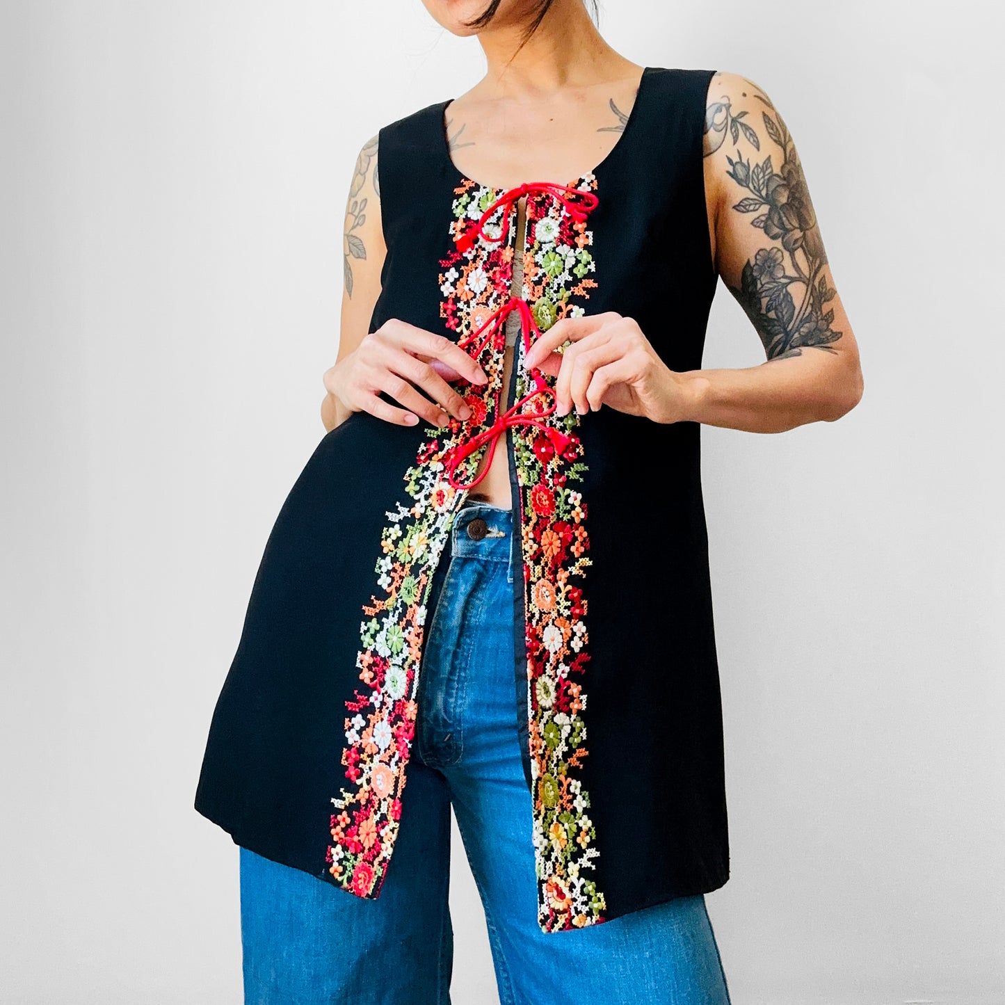 1970s Black Tunic Style Floral Embroidered Vest - Sz. S/M