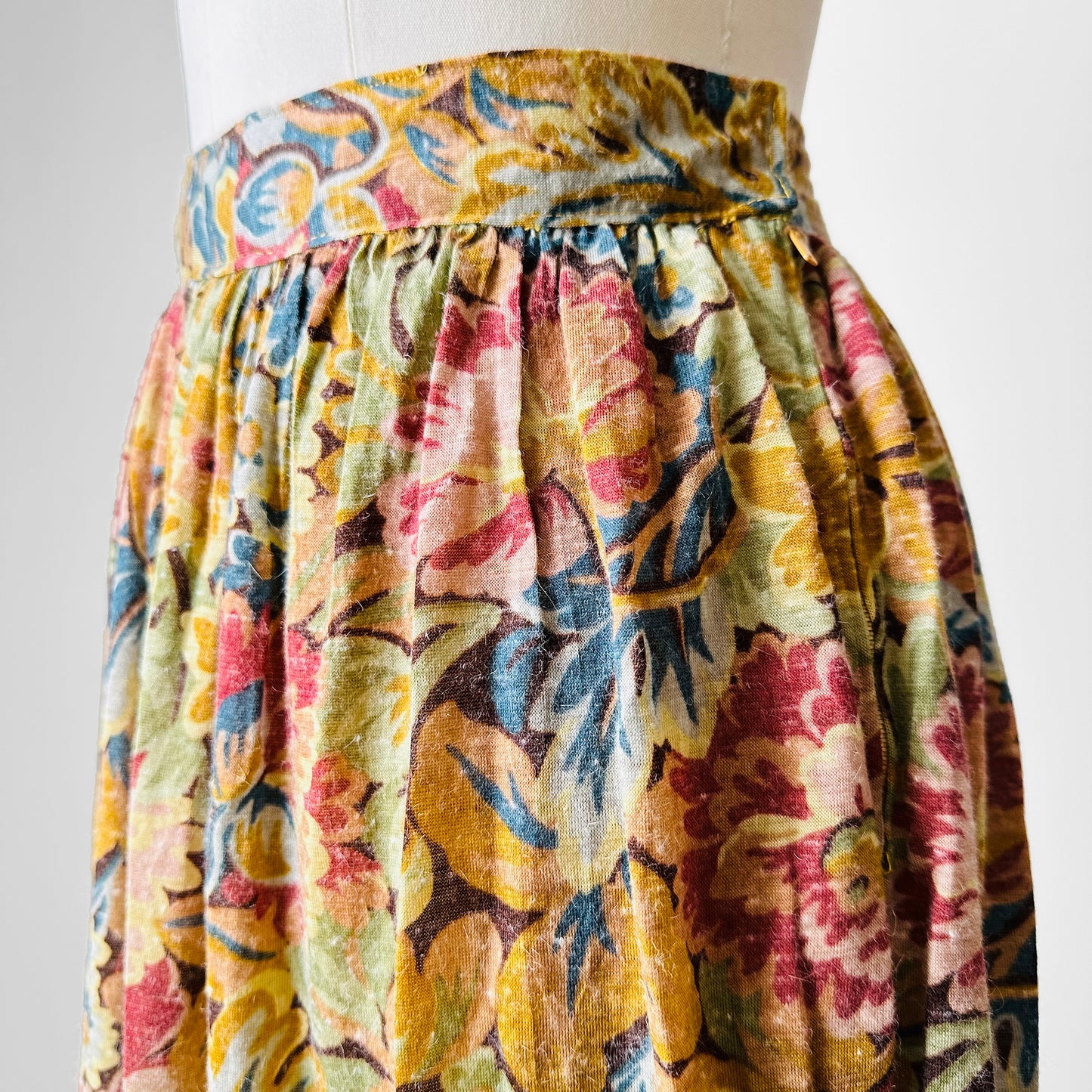 1960s - 1970s Yellow Blue Rust Floral Pleated Fit and Flare Knee-Length Skirt - Sz. XS/S