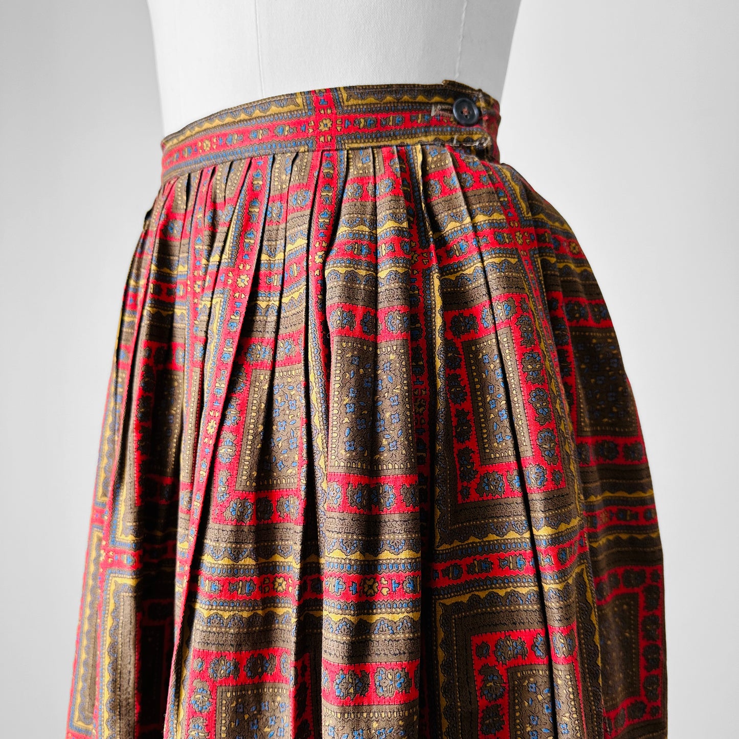 1960s Pleated Fit and Flare Red and Olive Spanish Tile Patterned Skirt - Sz. XS