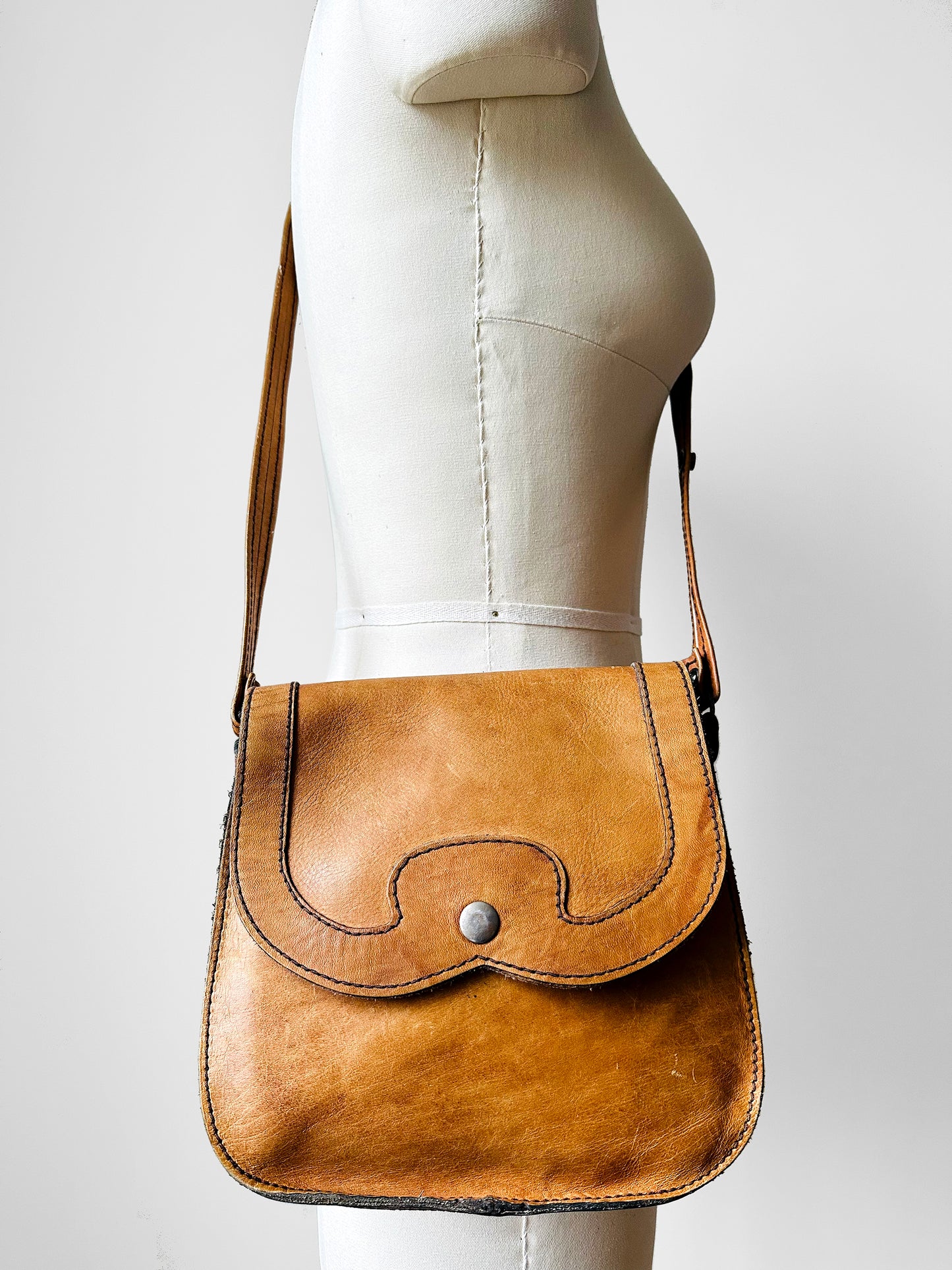 1970s Tan Well-Worn Distressed Leather Snap-Button Crossbody Satchel Purse