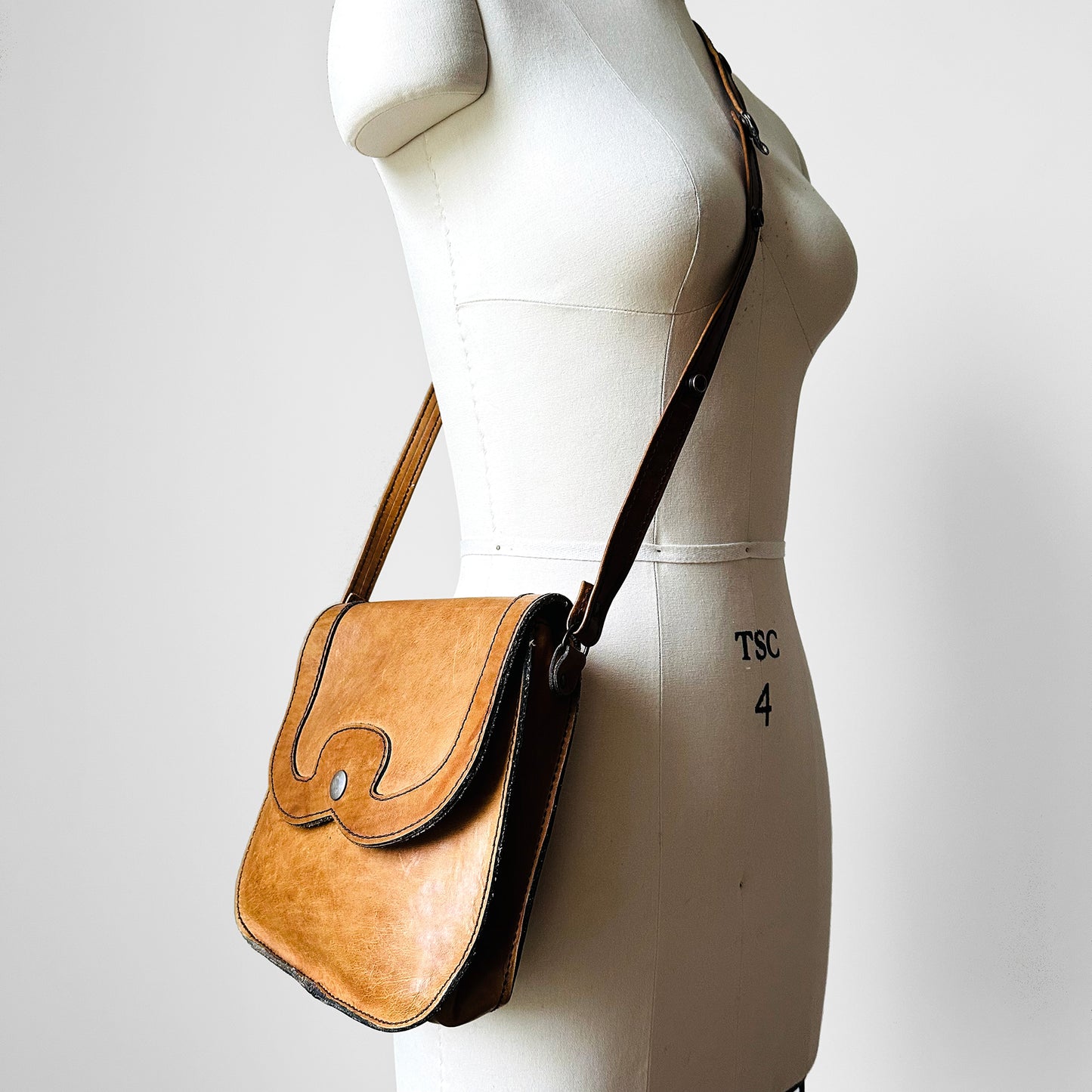 1970s Tan Well-Worn Distressed Leather Snap-Button Crossbody Satchel Purse