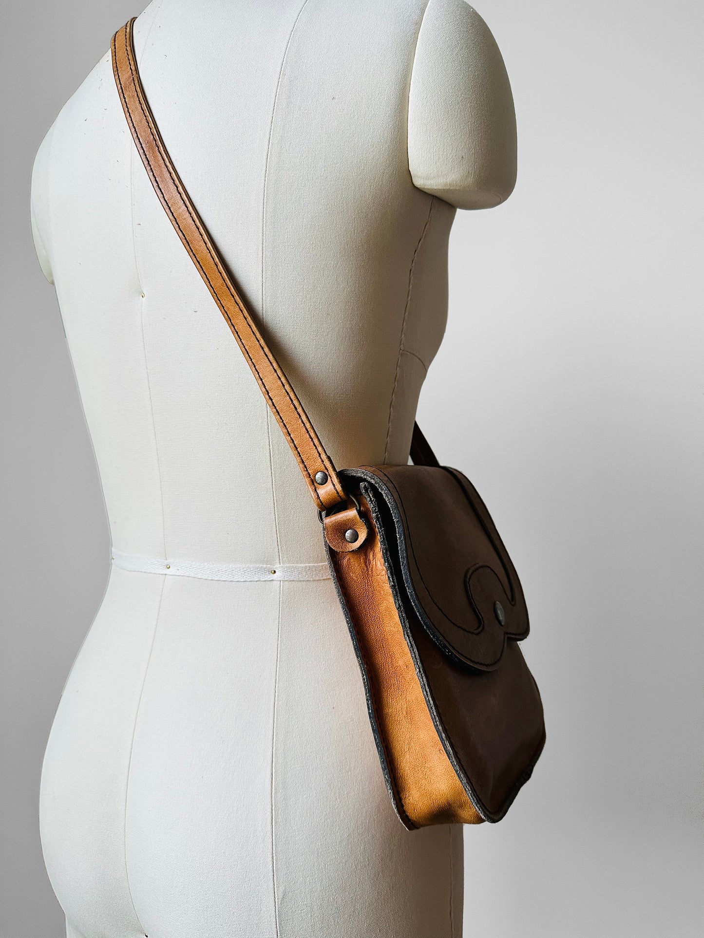 1970s Tan Well-Worn Distressed Leather Snap-Button Crossbody Satchel Purse