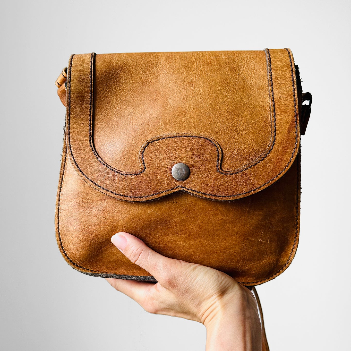 1970s Tan Well-Worn Distressed Leather Snap-Button Crossbody Satchel Purse