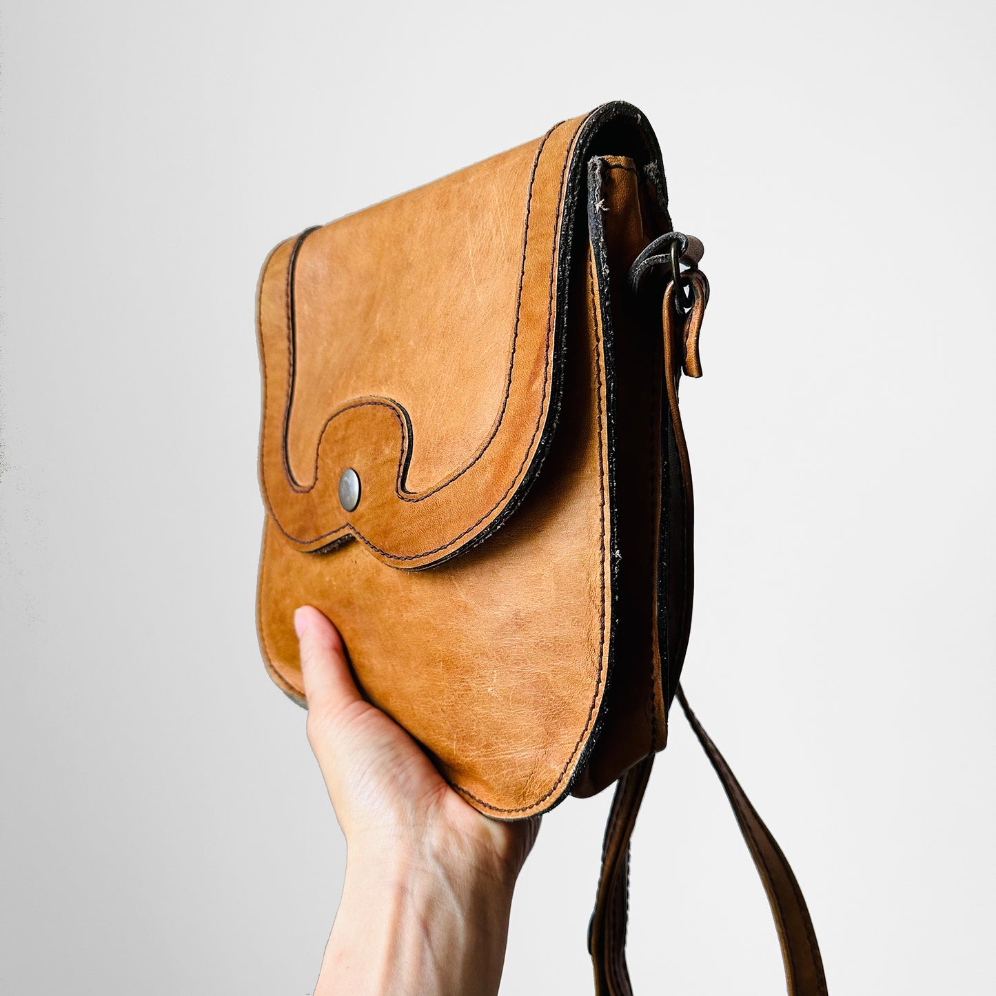 1970s Tan Well-Worn Distressed Leather Snap-Button Crossbody Satchel Purse