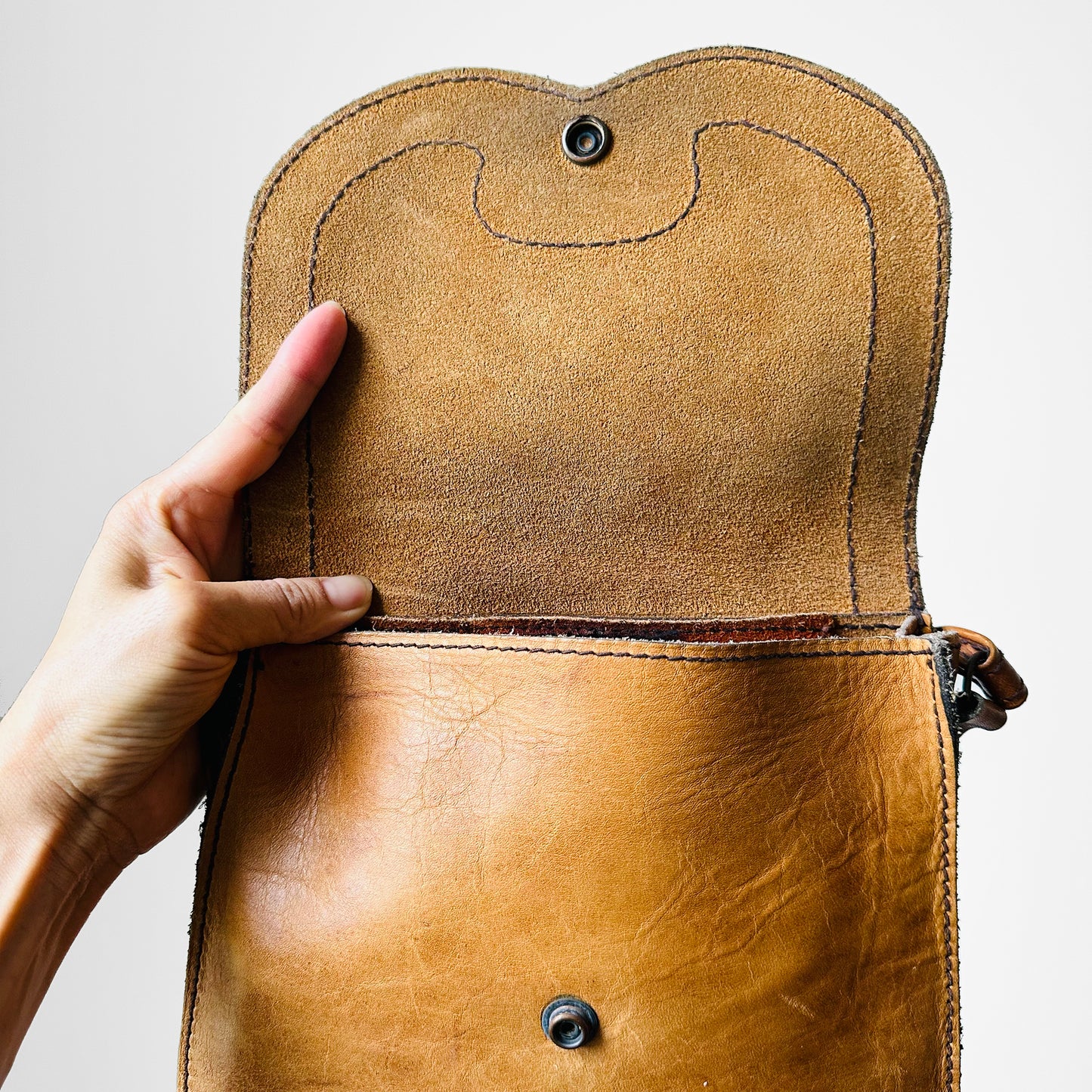 1970s Tan Well-Worn Distressed Leather Snap-Button Crossbody Satchel Purse