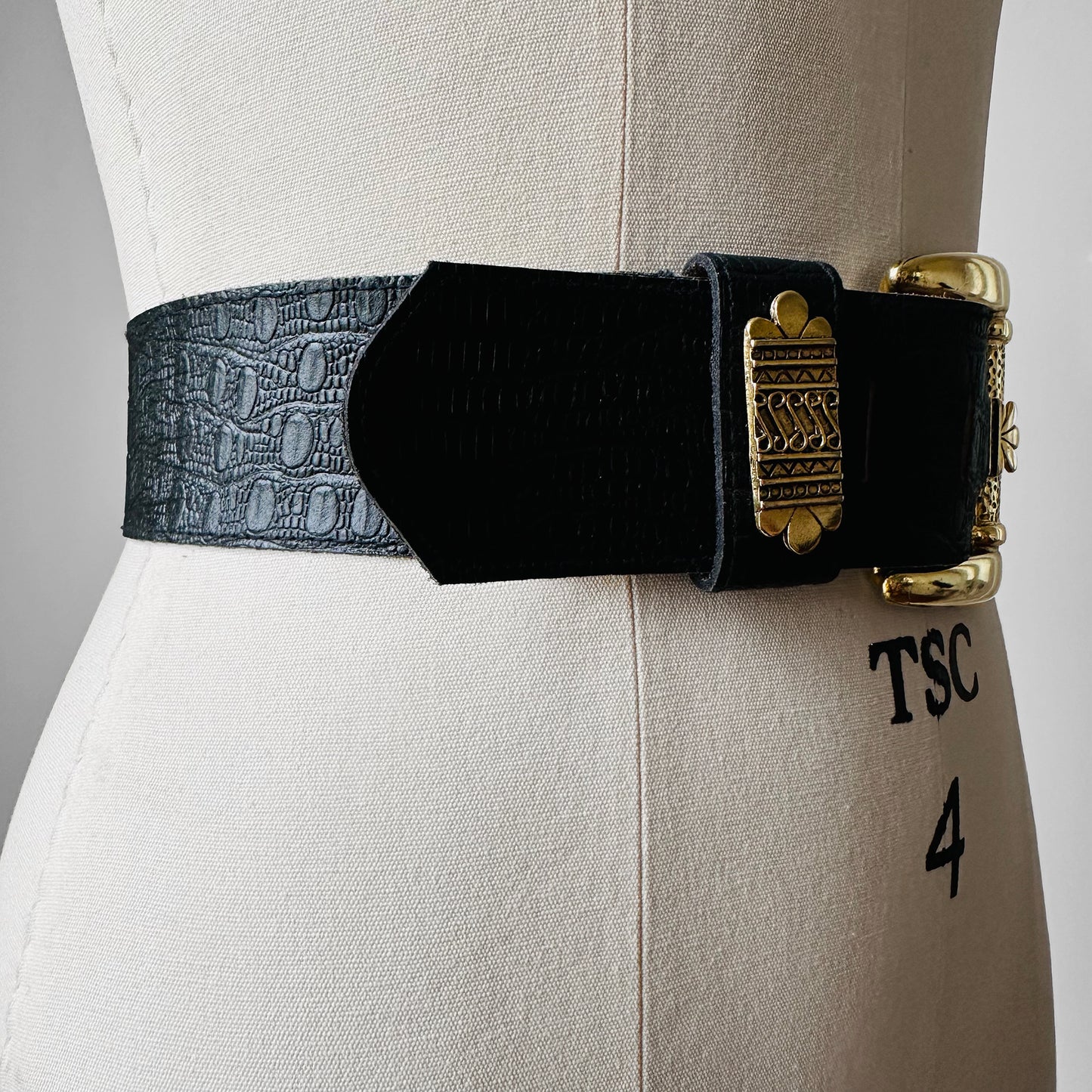 1980s - 1990s Black Textured Leather Etched Gold-Toned Buckle Belt - 26.5-30.5 inch waist