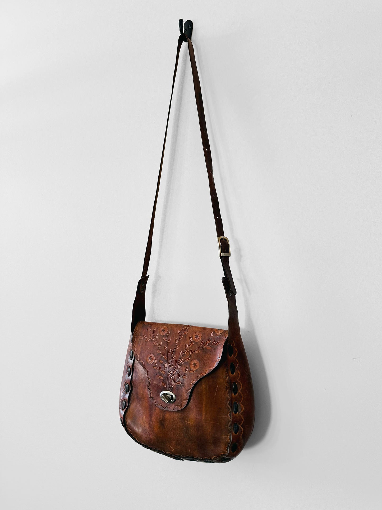 1970s Brown Floral Motif Tooled-Leather Purse