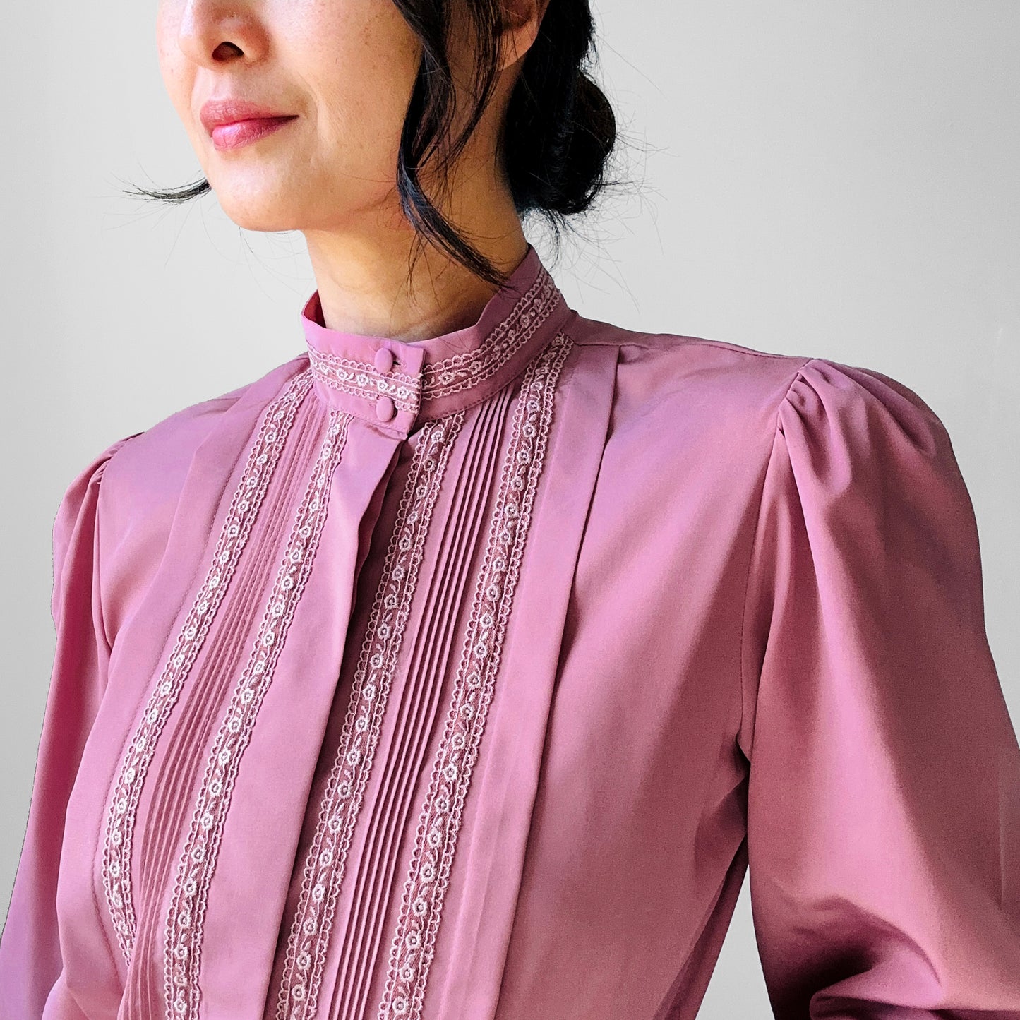 1970s Mauve Applique Pleated High-Neck Blouse - Sz. S