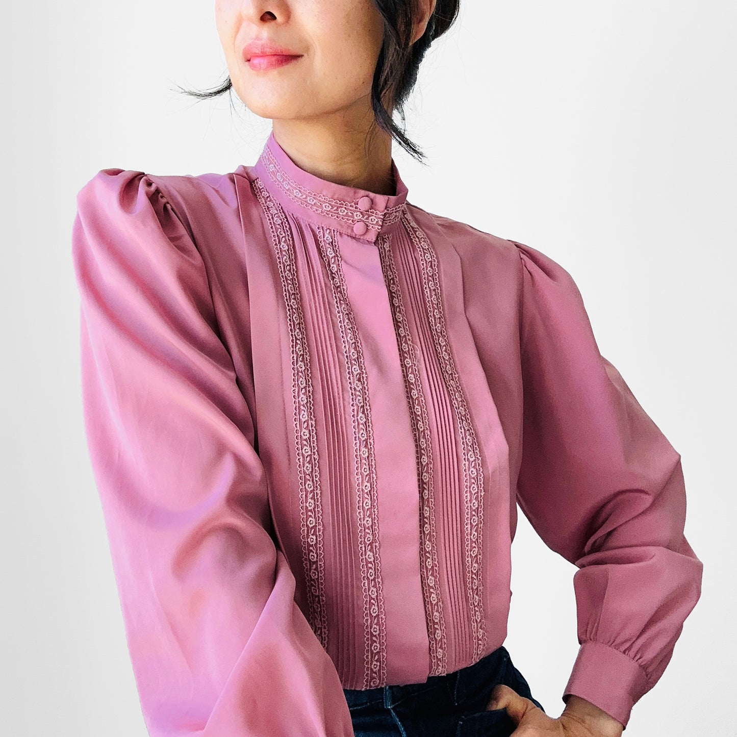 1970s Mauve Applique Pleated High-Neck Blouse - Sz. S