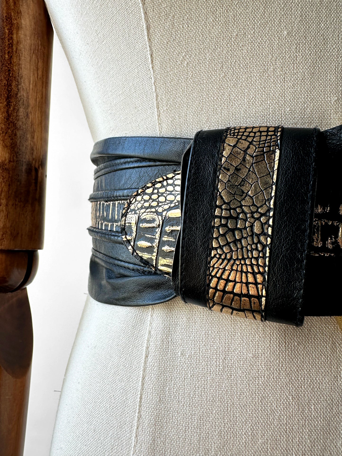 1970s - 1980s Wide Black and Gold Leather Cat Head Belt  - Sz. M/L