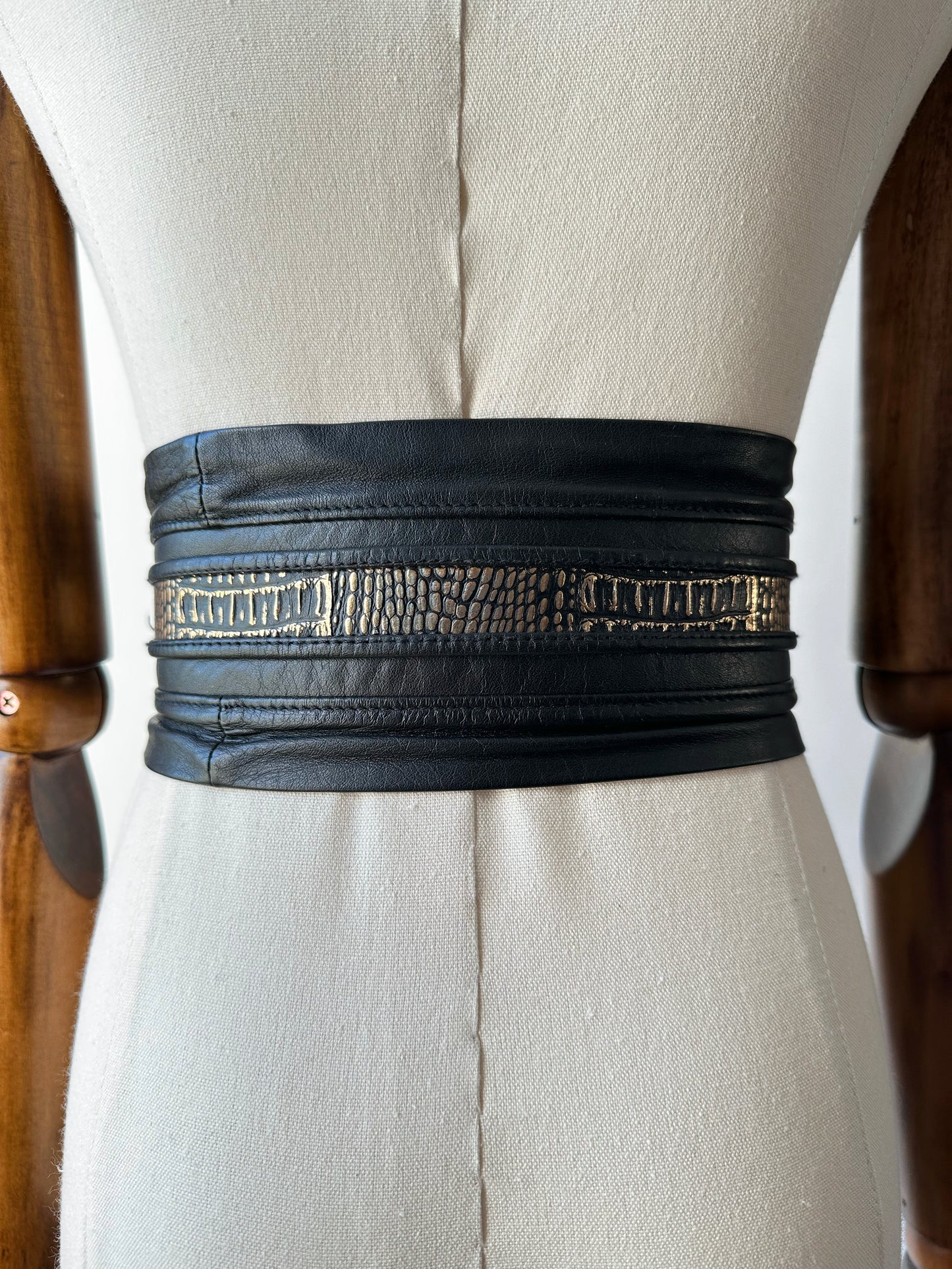 1970s - 1980s Wide Black and Gold Leather Cat Head Belt  - Sz. M/L