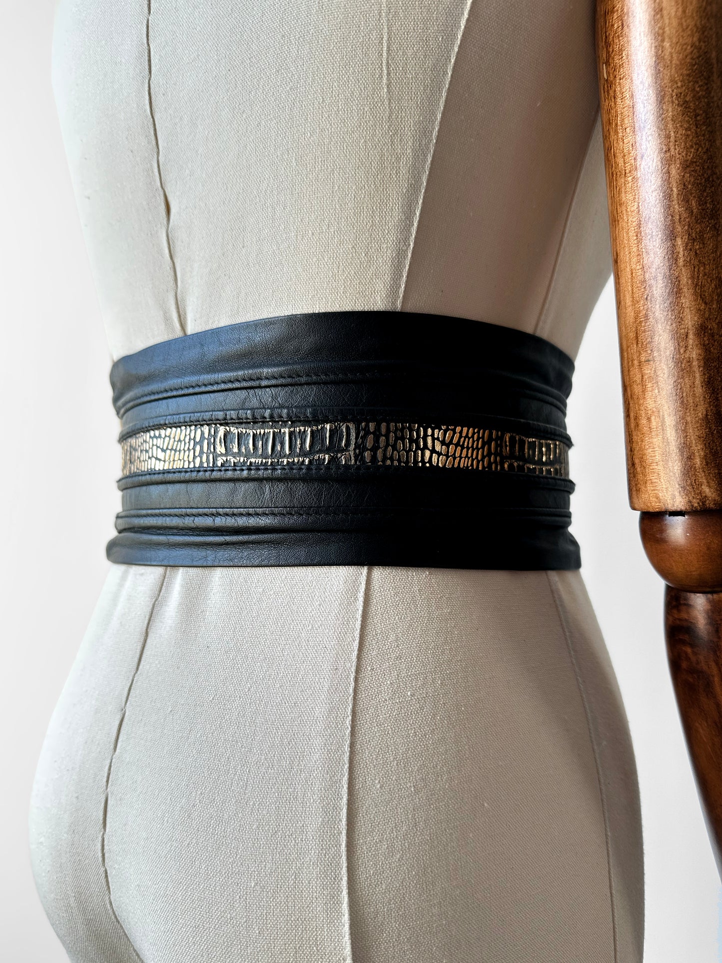 1970s - 1980s Wide Black and Gold Leather Cat Head Belt  - Sz. M/L